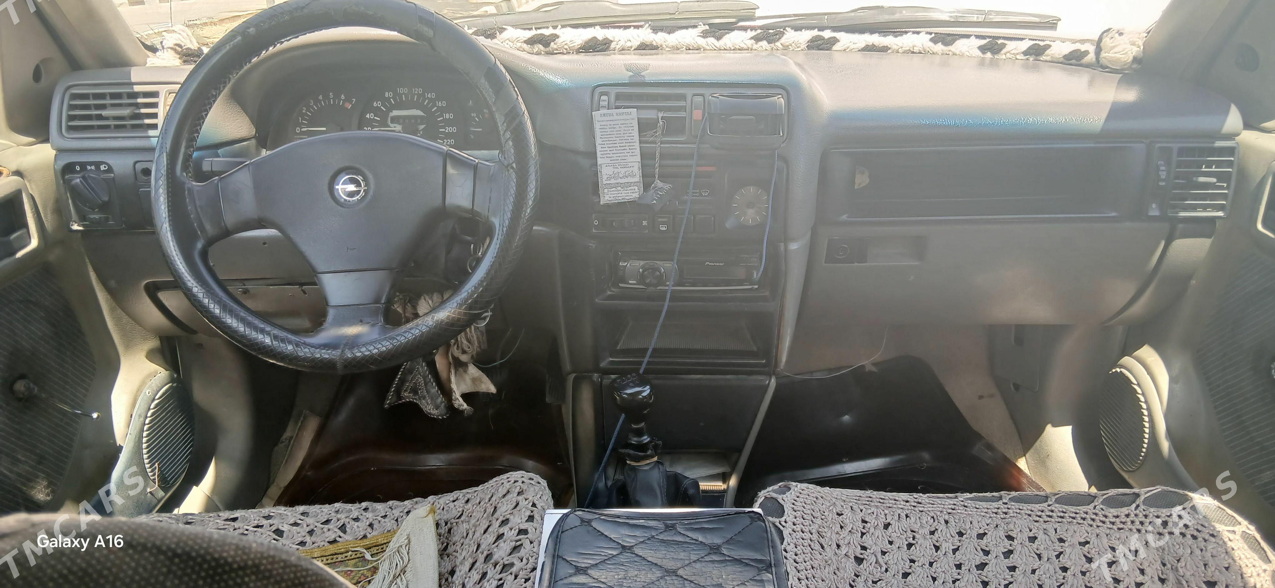 Opel Vectra 1992 - 25 000 TMT - Бахарден - img 1