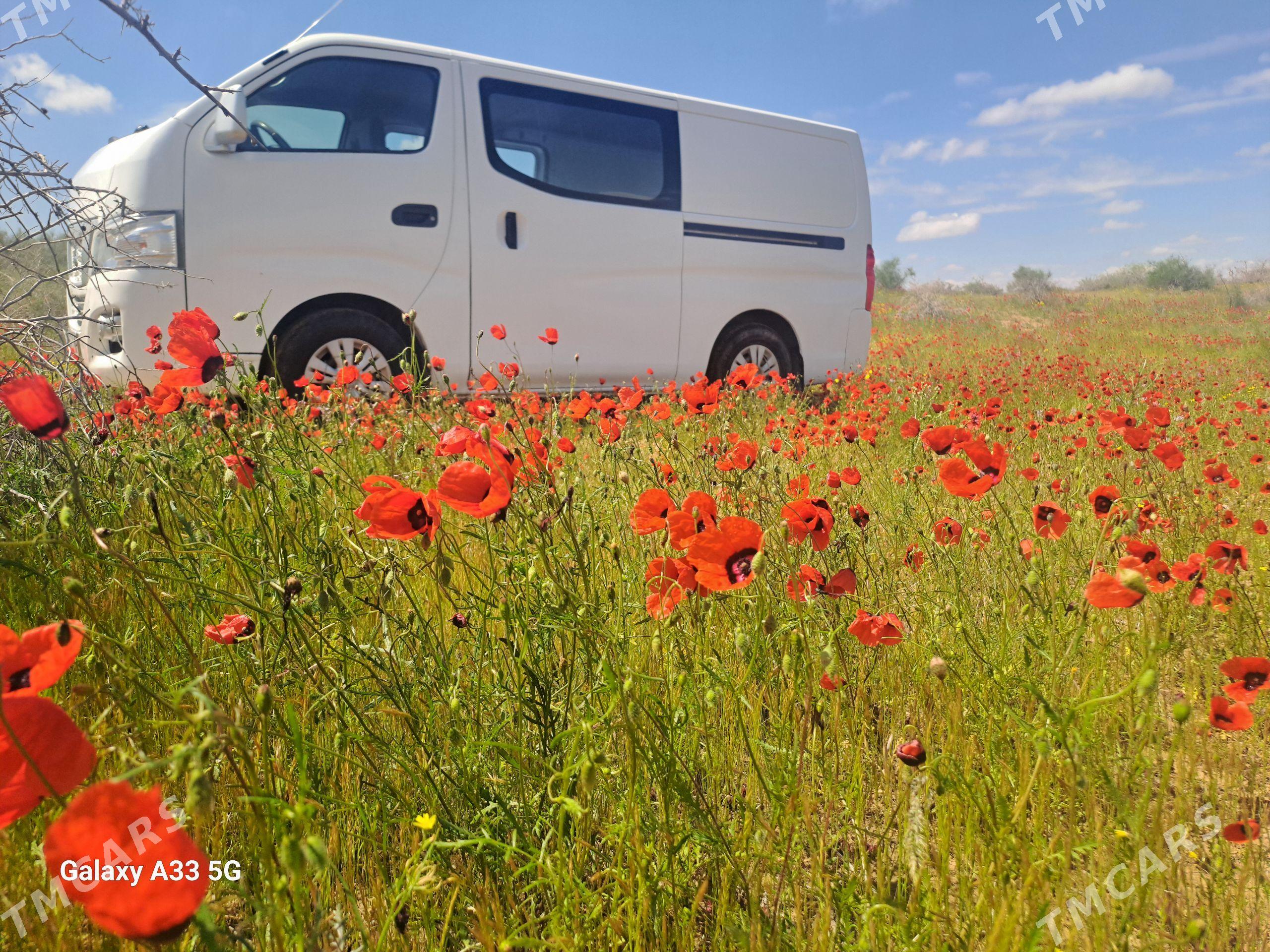 Nissan Urvan 2017 - 300 000 TMT - Байрамали - img 1