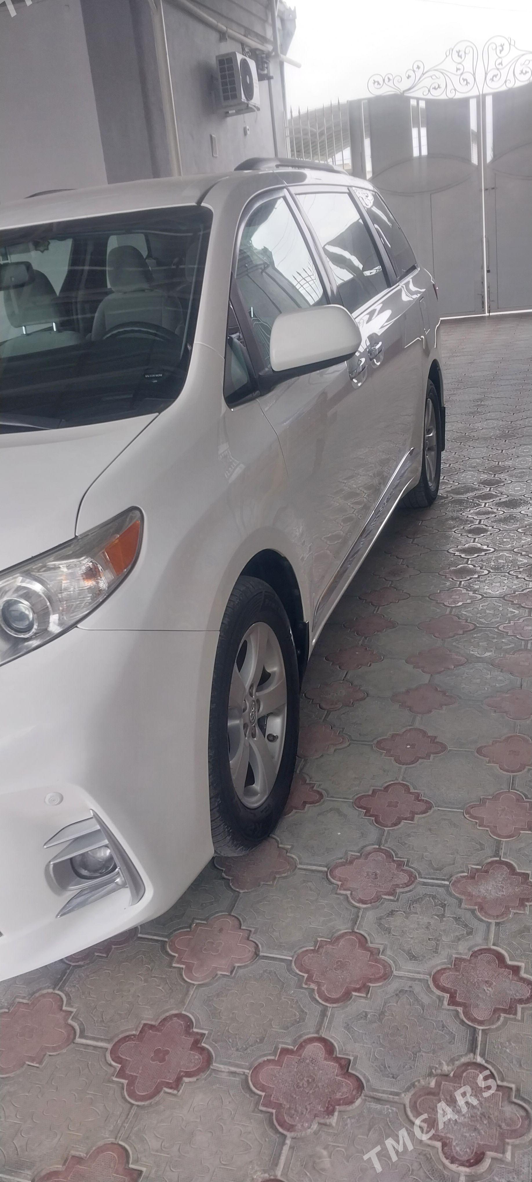 Toyota Sienna 2017 - 420 000 TMT - Bäherden - img 1