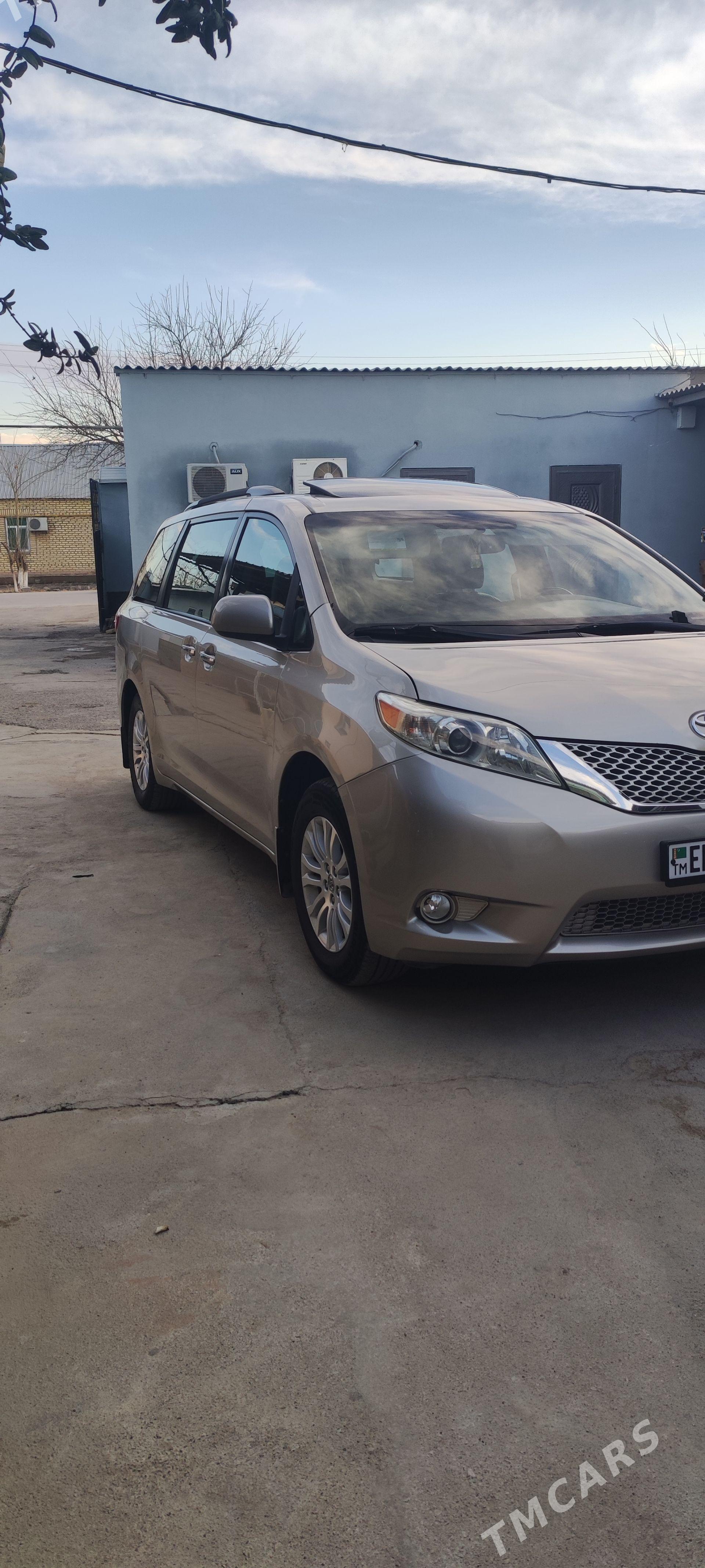 Toyota Sienna 2016 - 400 000 TMT - Теджен - img 1