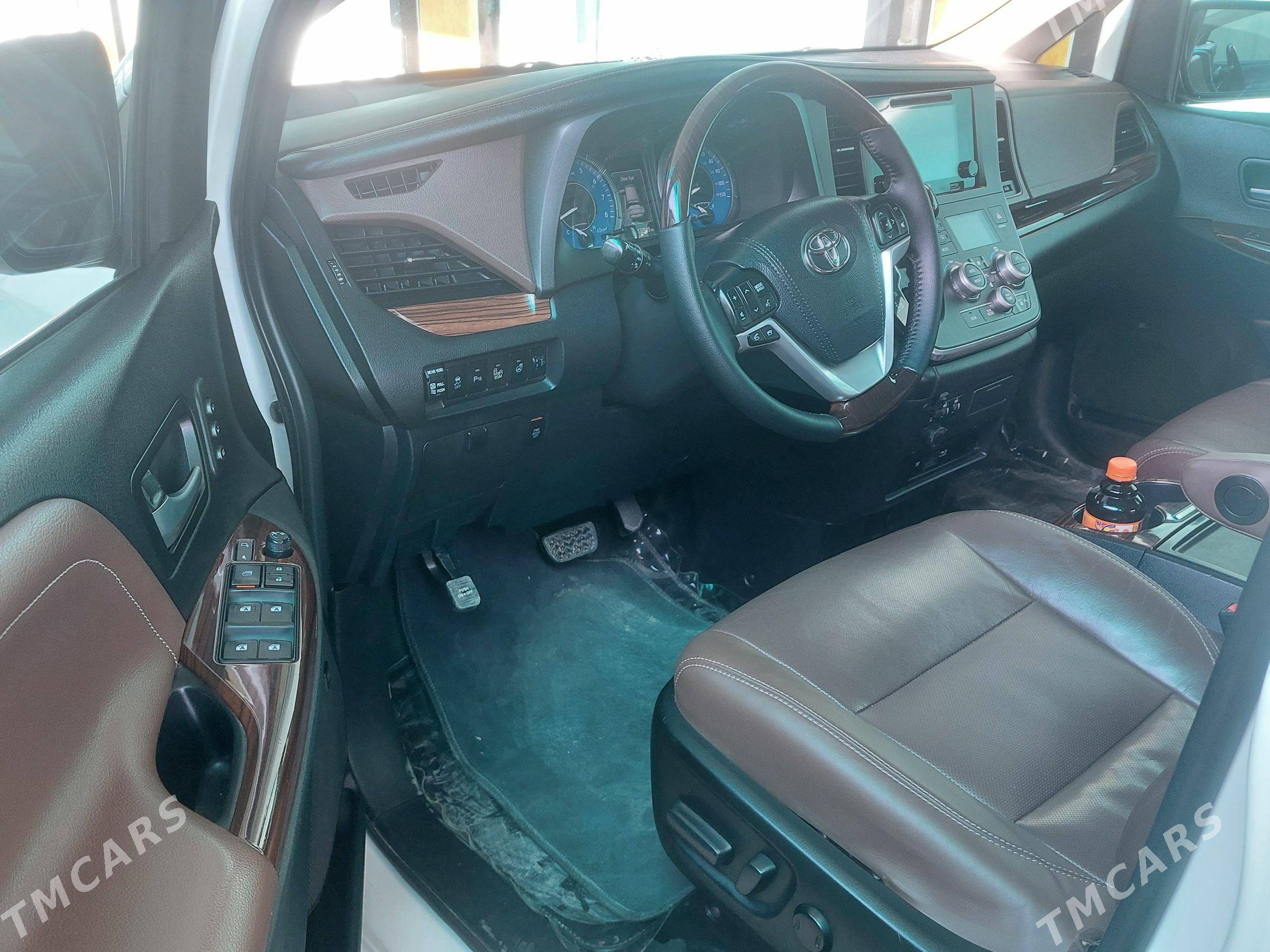 Toyota Sienna 2017 - 550 000 TMT - Гёкдепе - img 1