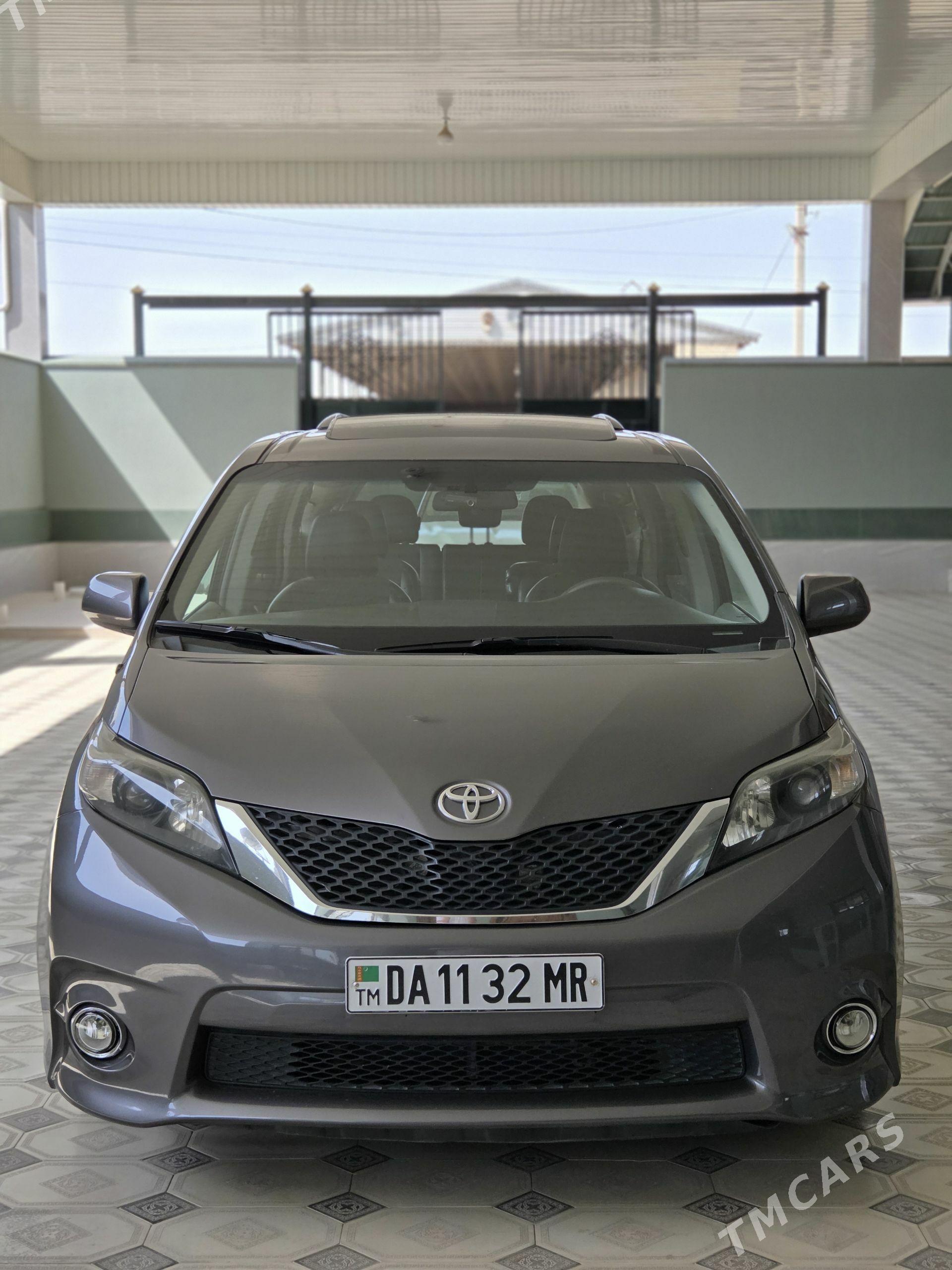 Toyota Sienna 2012 - 290 000 TMT - Мары - img 1