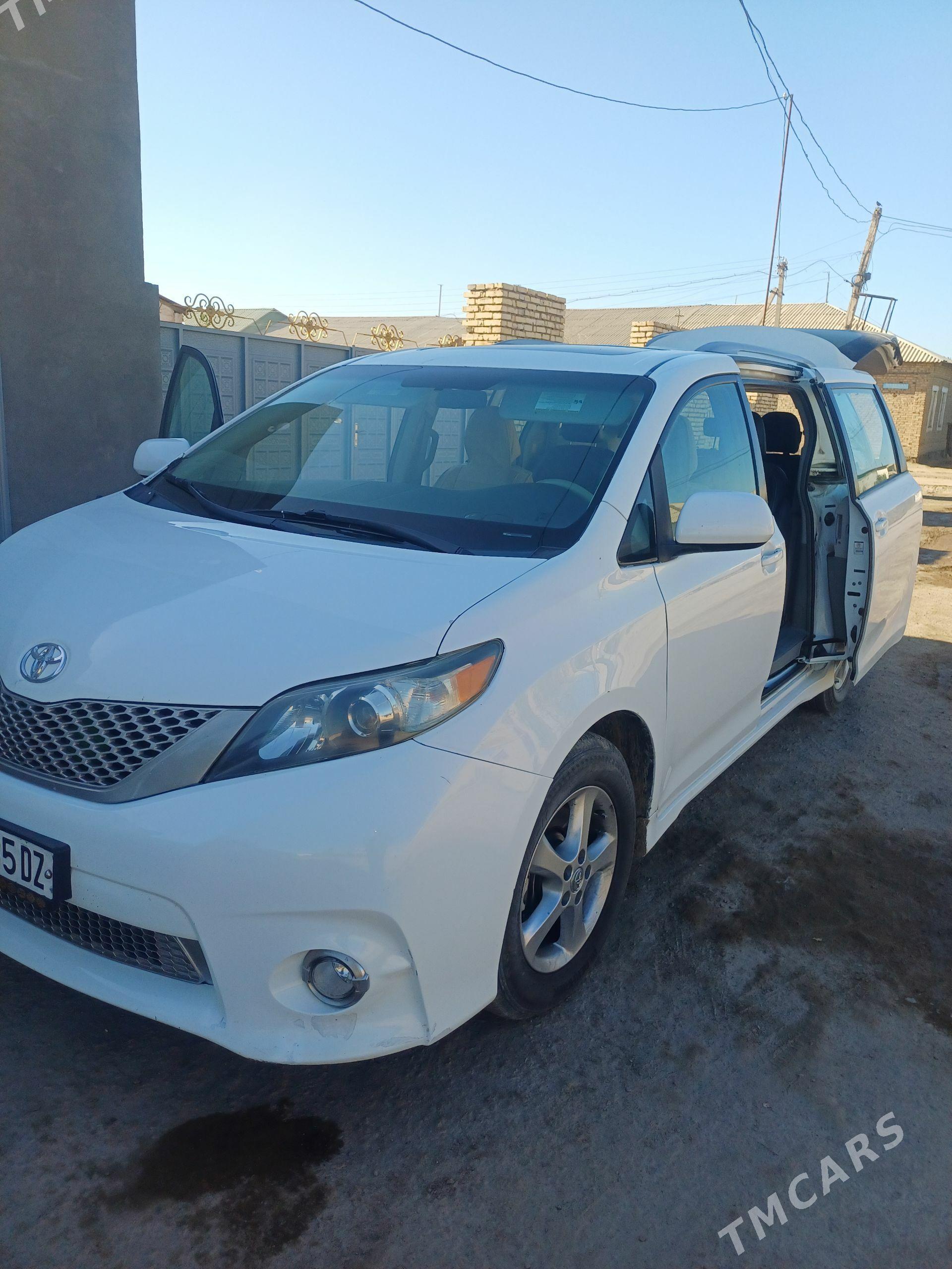 Toyota Sienna 2011 - 340 000 TMT - Köneürgenç - img 1