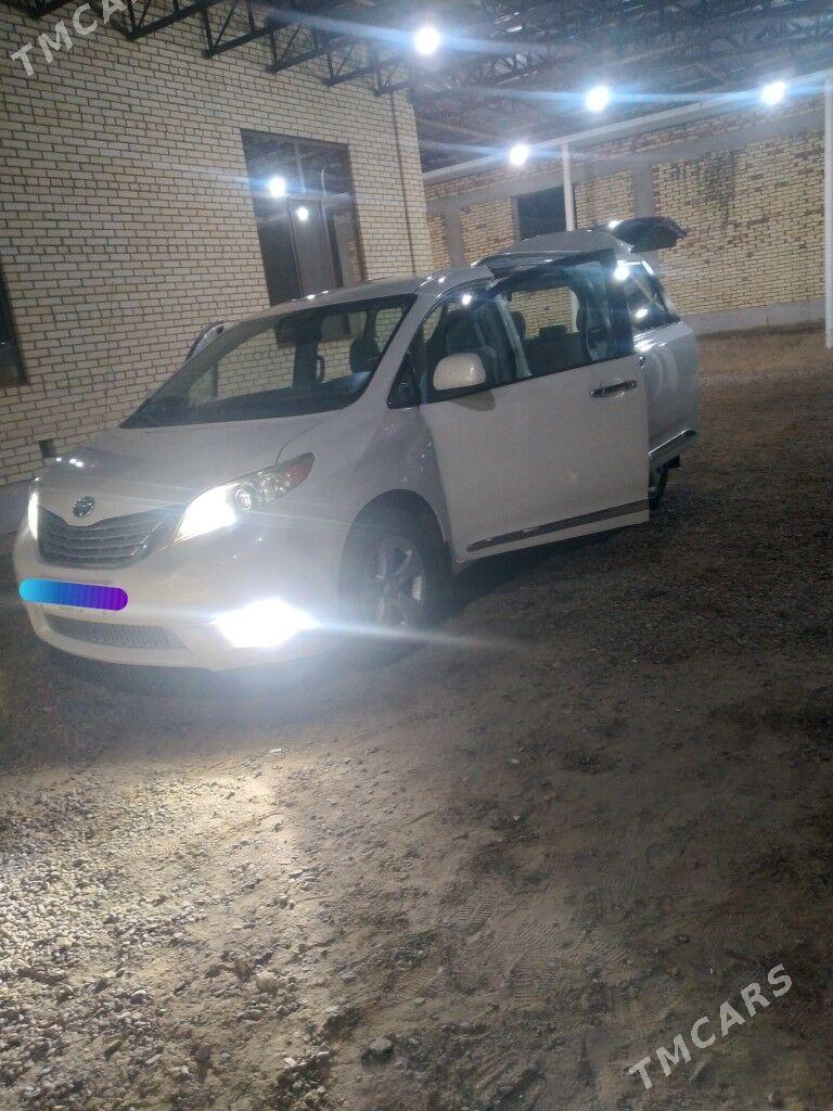 Toyota Sienna 2011 - 320 000 TMT - Мары - img 1