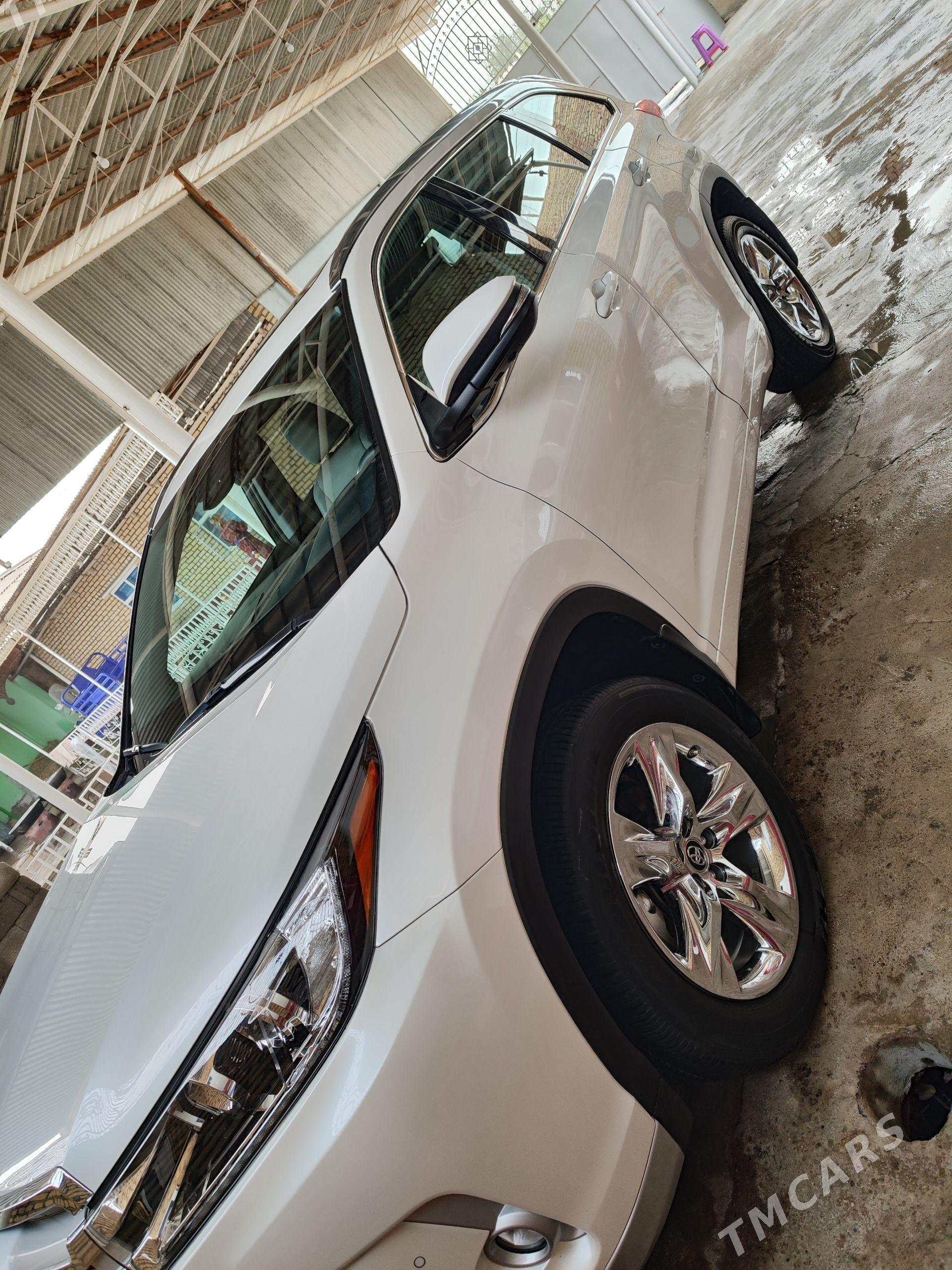 Toyota Highlander 2019 - 650 000 TMT - Теджен - img 1