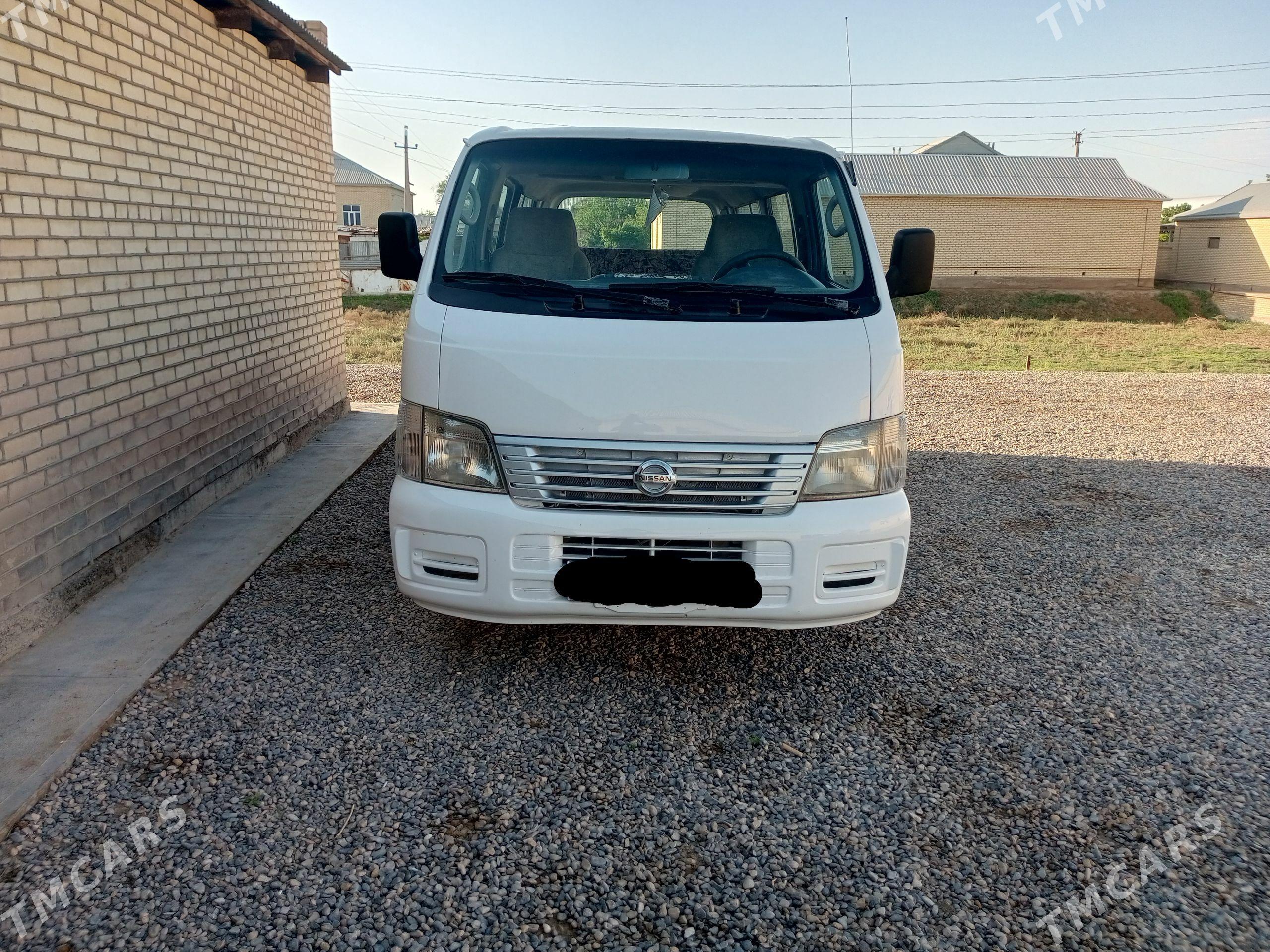 Nissan Urvan 2005 - 150 000 TMT - Сакарчага - img 1