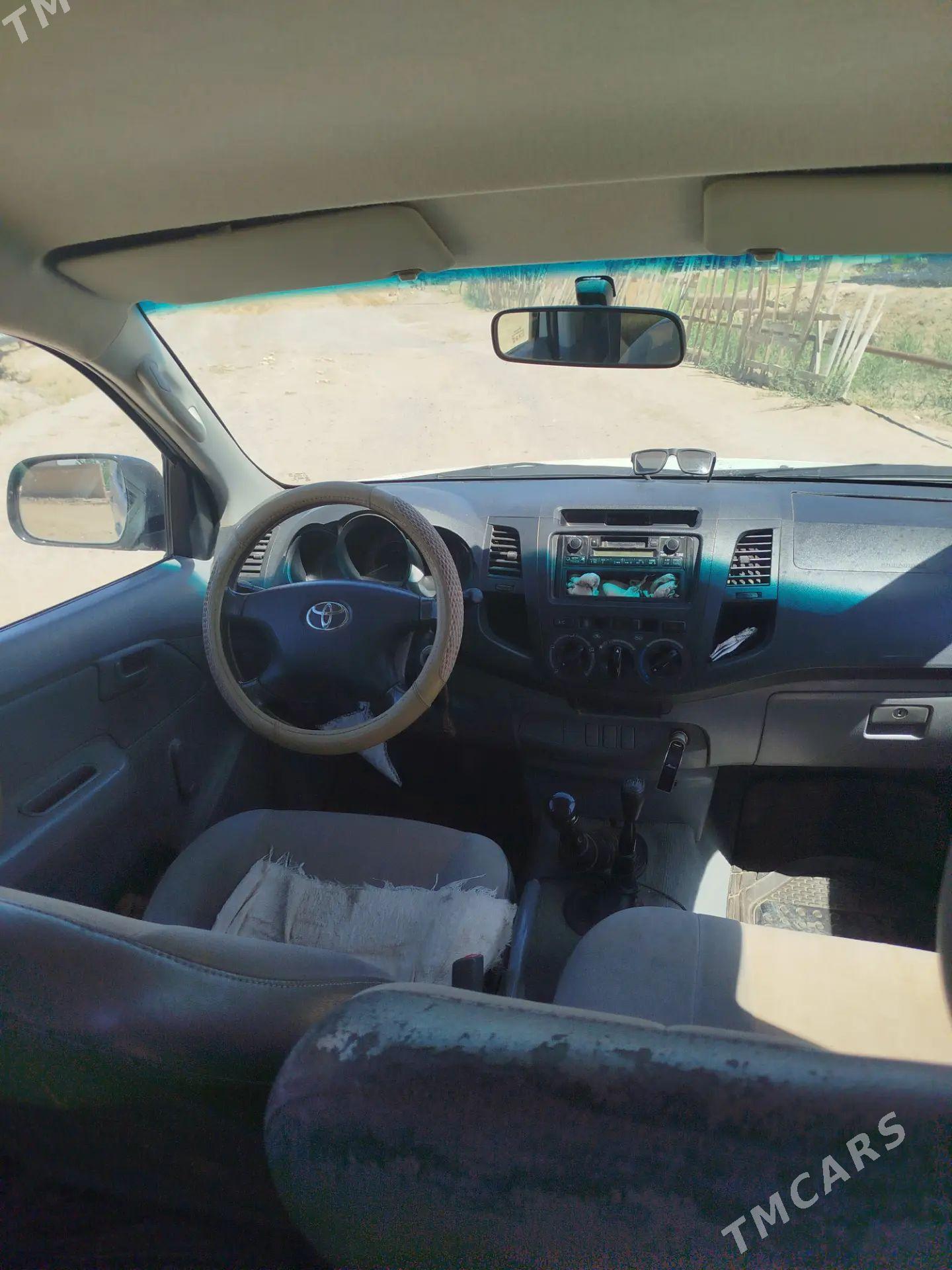 Toyota Hilux 2011 - 300 000 TMT - Сакарчага - img 1