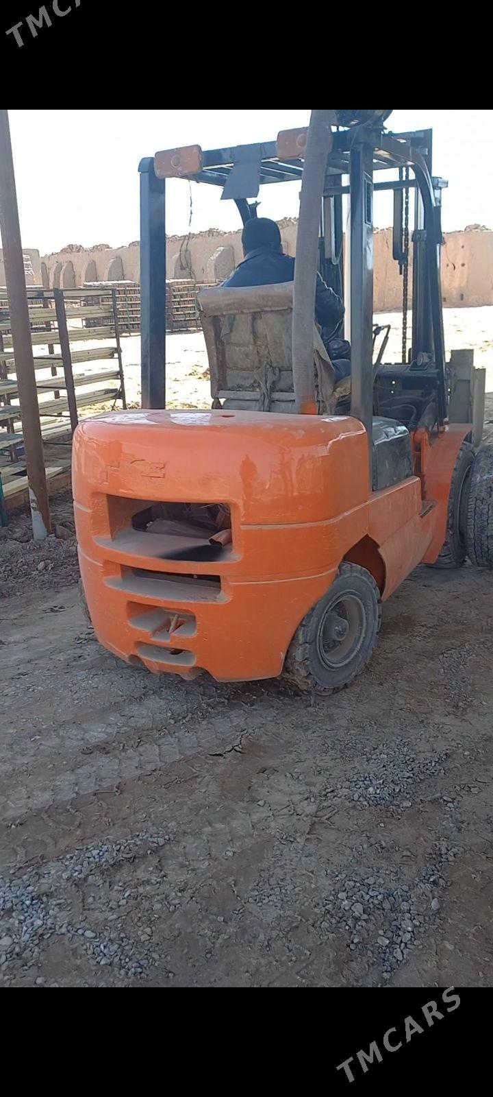 Kara Forklift 2013 - 250 000 TMT - Туркменабат - img 1