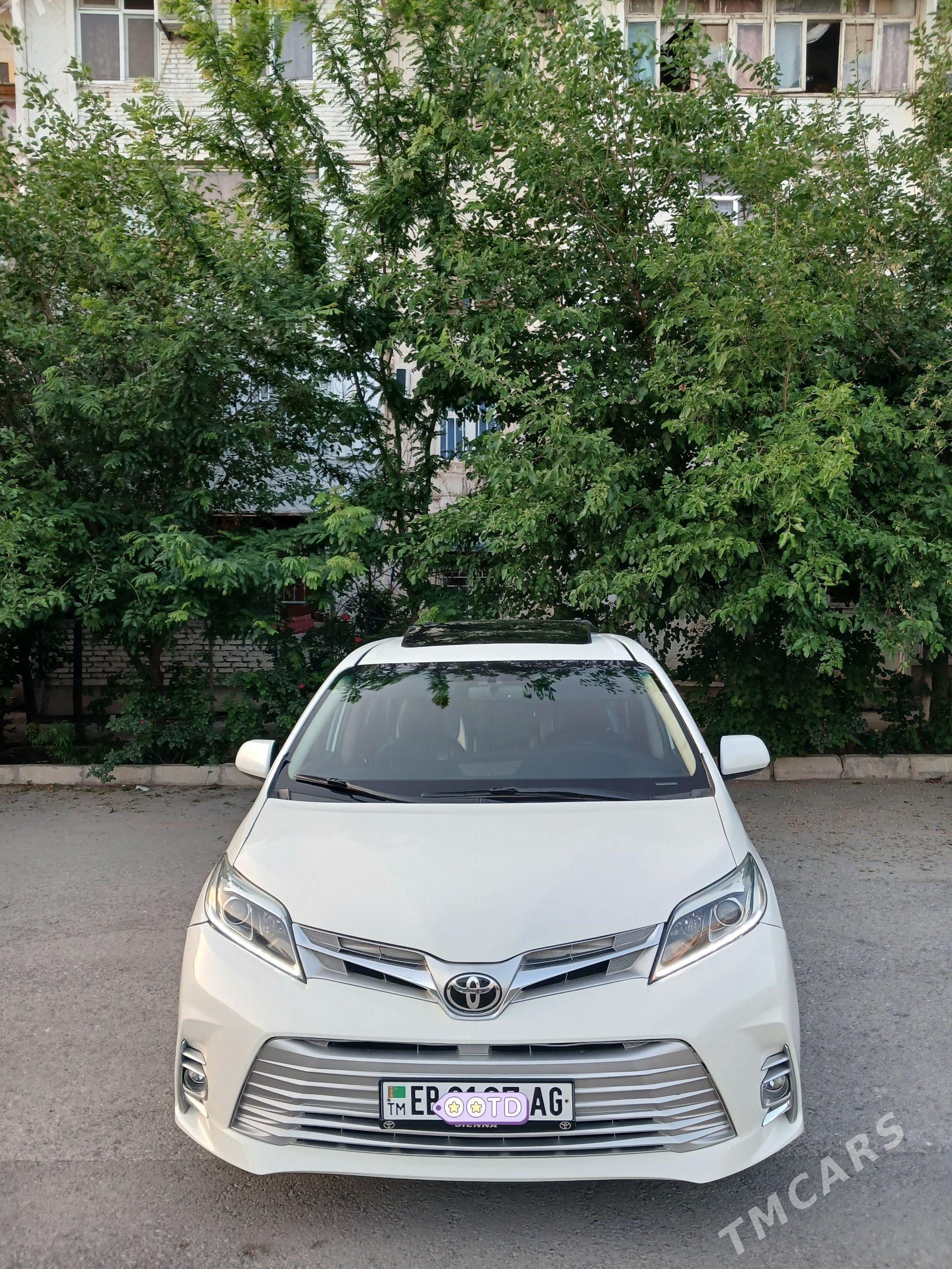 Toyota Sienna 2017 - 400 000 TMT - 11 мкр - img 1