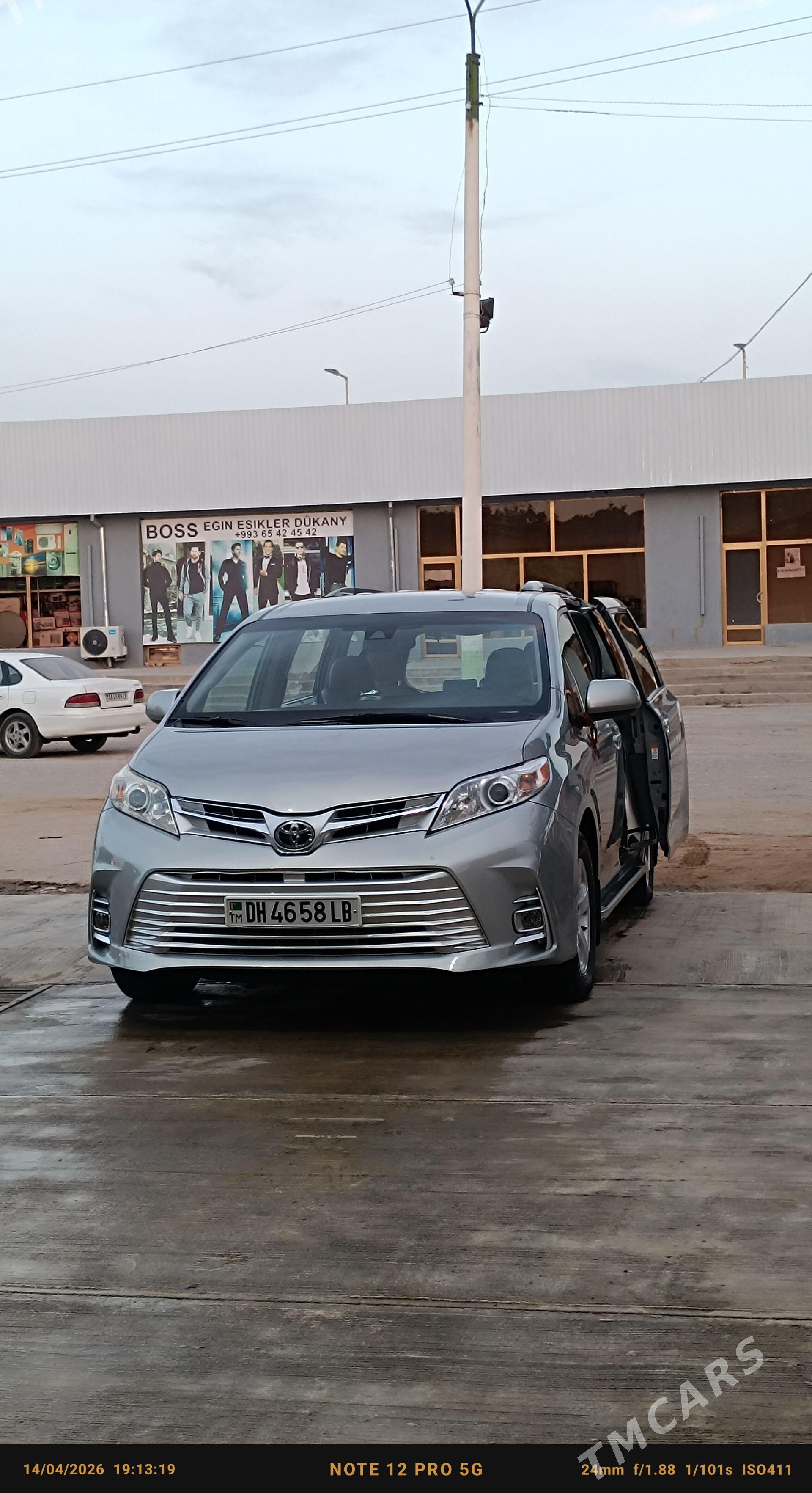 Toyota Sienna 2019 - 500 000 TMT - Достлук - img 1