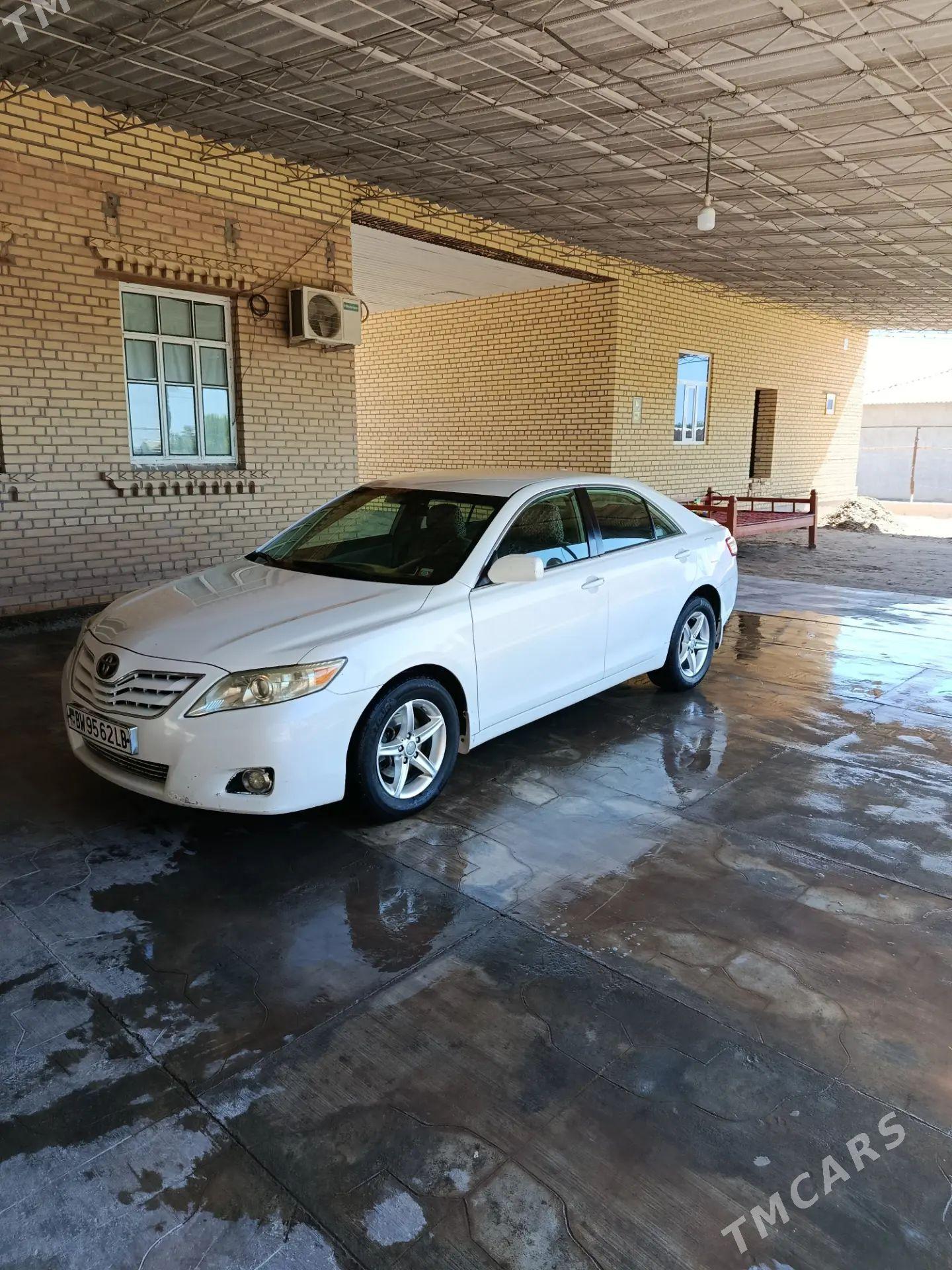 Toyota Camry 2011 - 205 000 TMT - Гарабекевюл - img 1