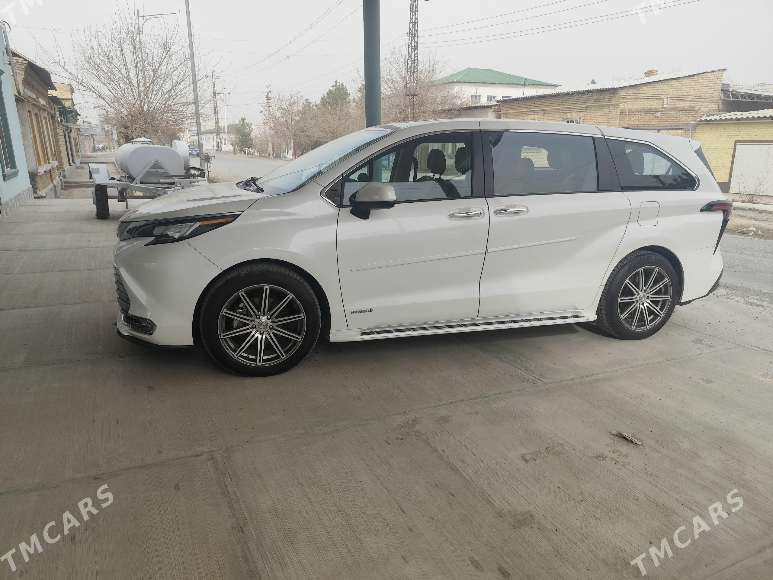 Toyota Sienna 2021 - 610 000 TMT - Türkmenabat - img 1