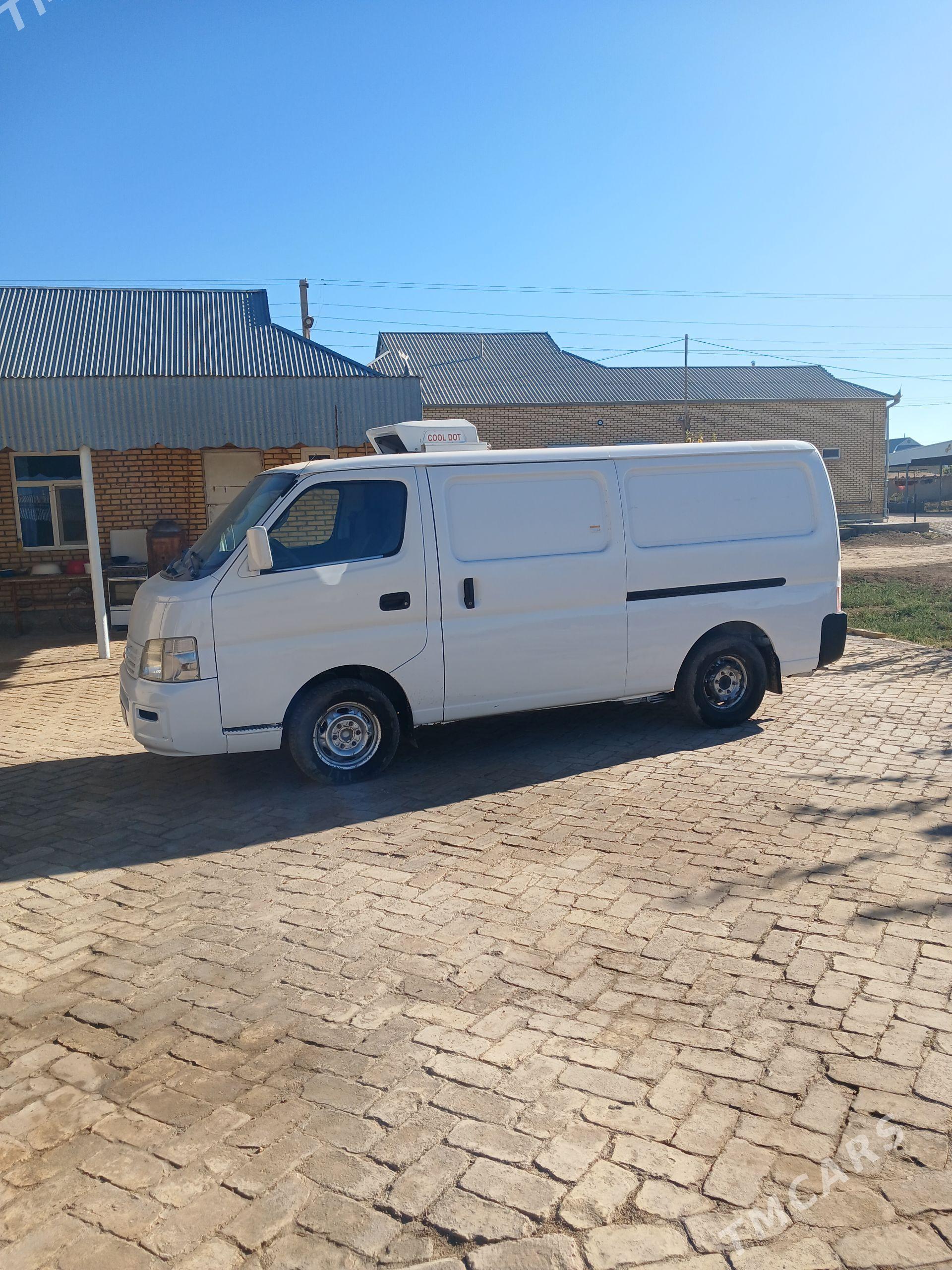 Nissan Urvan 2005 - 130 000 TMT - Байрамали - img 1