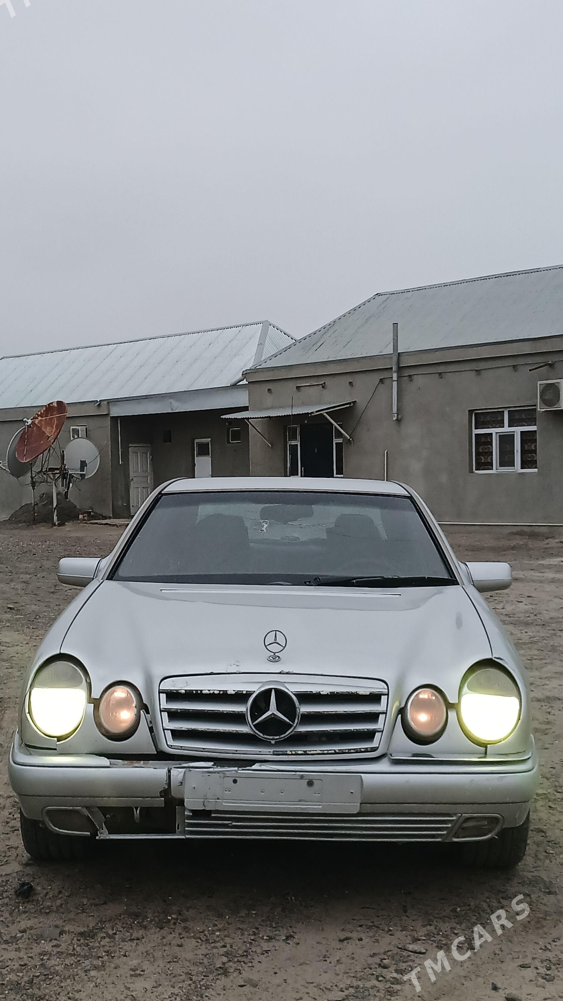 Mercedes-Benz 230E 1996 - 32 000 TMT - Bäherden - img 1