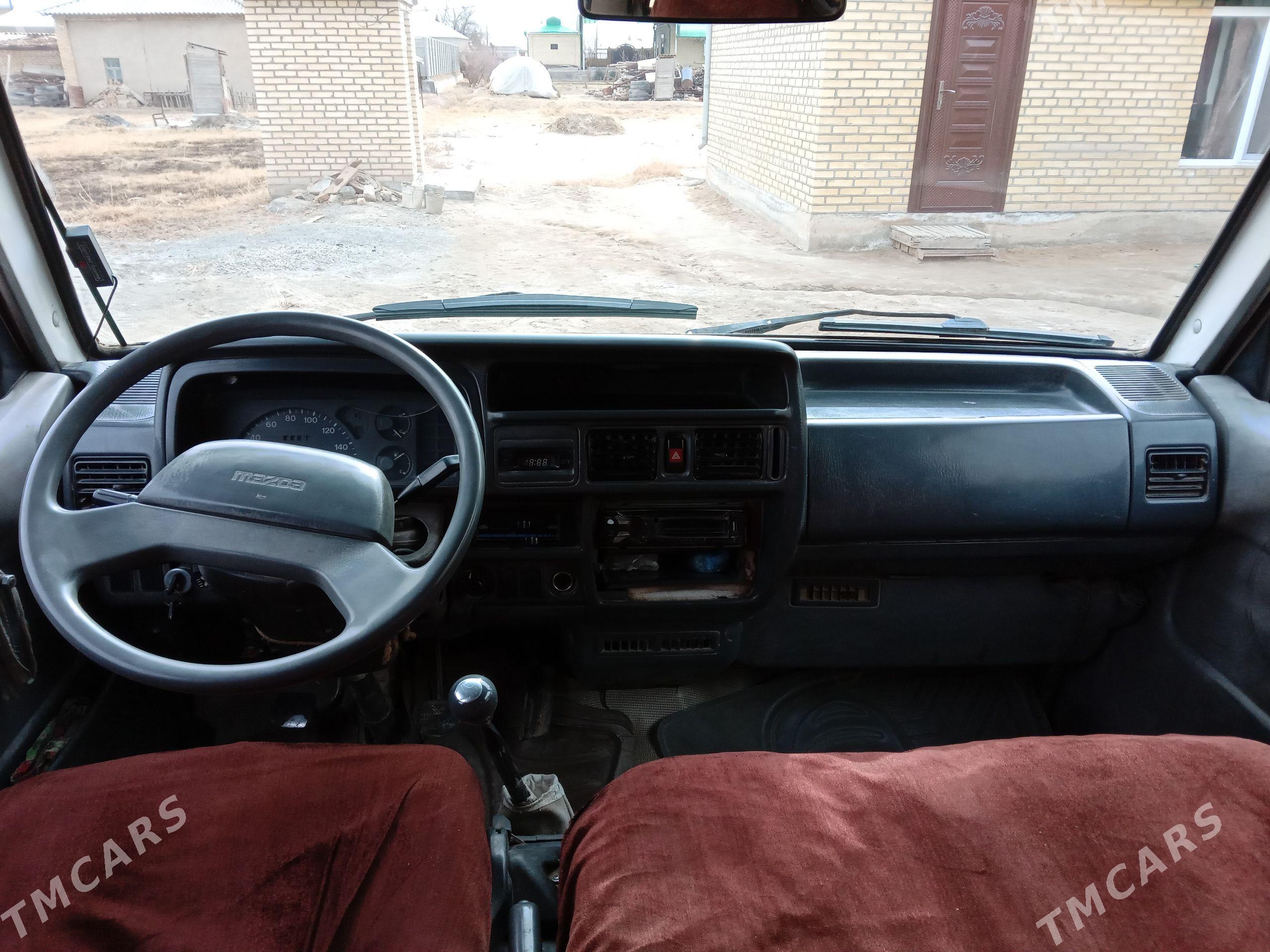 Toyota Hiace 1998 - 30 000 TMT - Mary - img 1