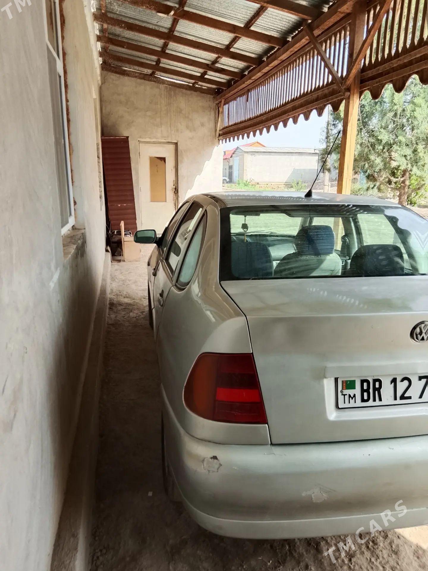 Volkswagen Polo 2002 - 20 000 TMT - Гурбансолтан Едже - img 1