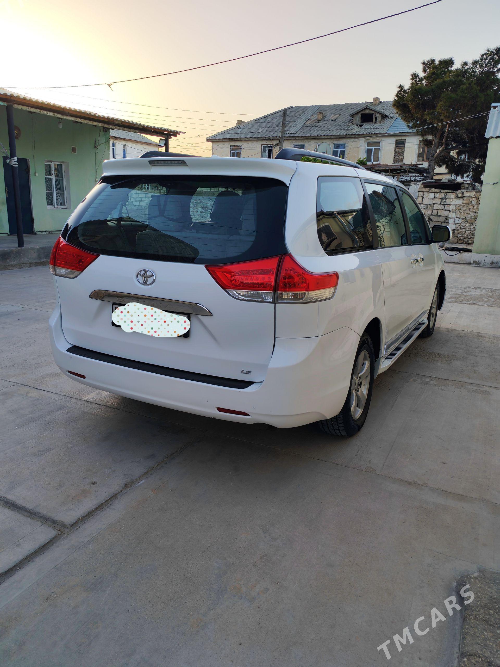 Toyota Sienna 2011 - 322 000 TMT - Балканабат - img 1