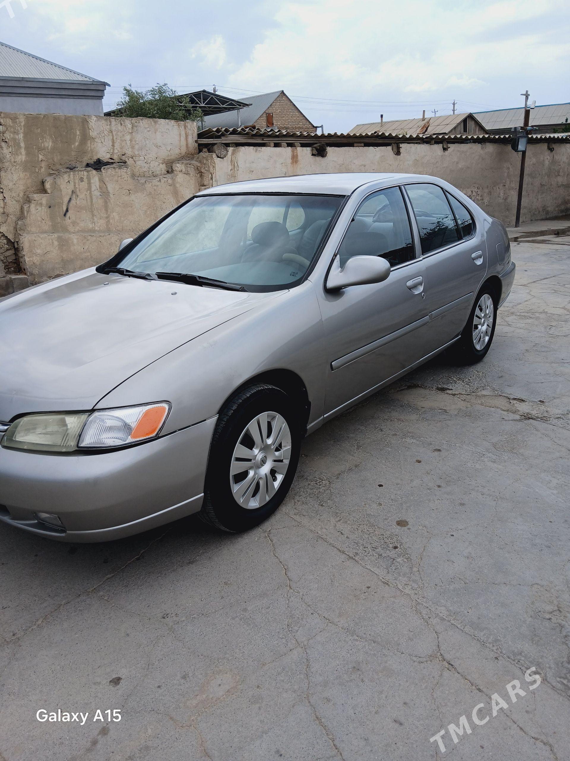 Nissan Altima 1998 - 70 000 TMT - Bäherden - img 1