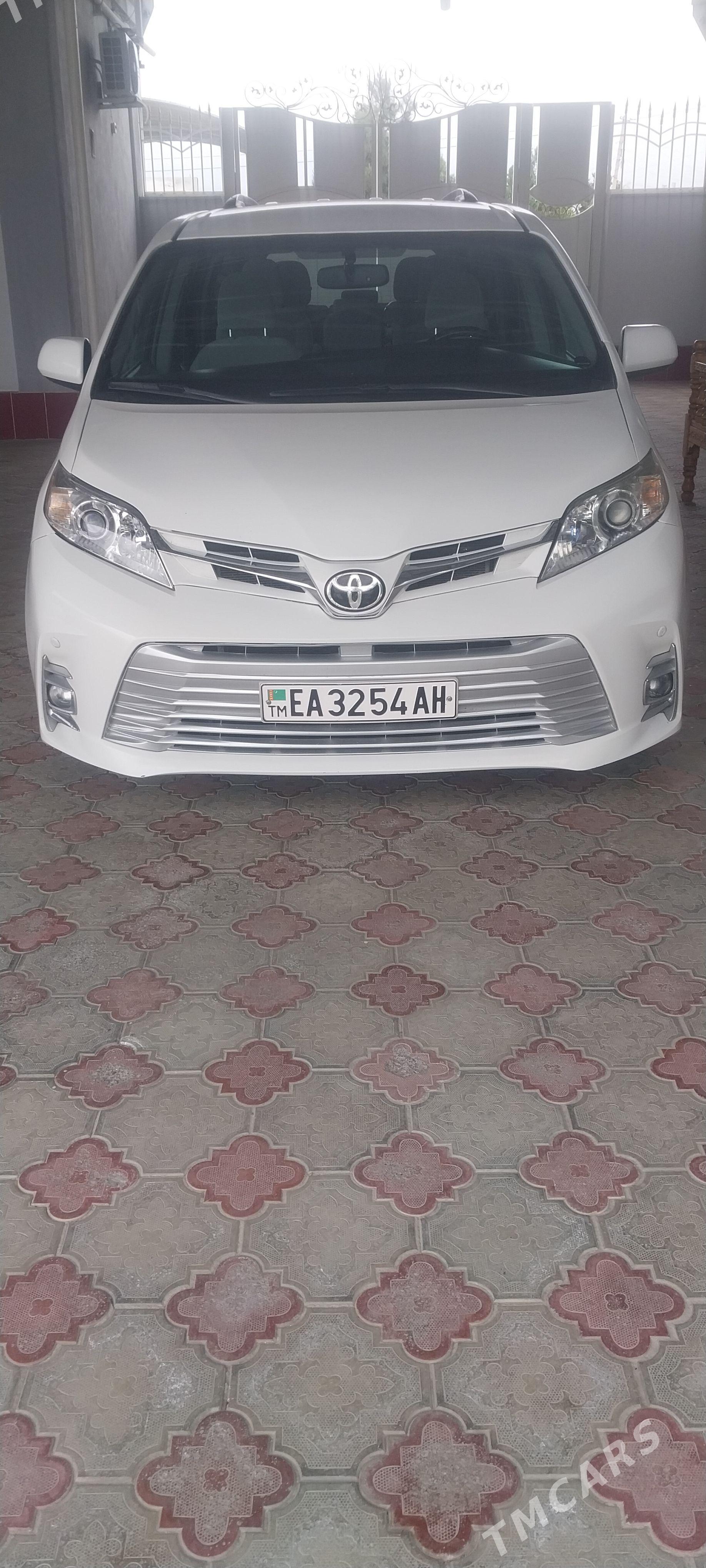 Toyota Sienna 2017 - 400 000 TMT - Бахарден - img 1