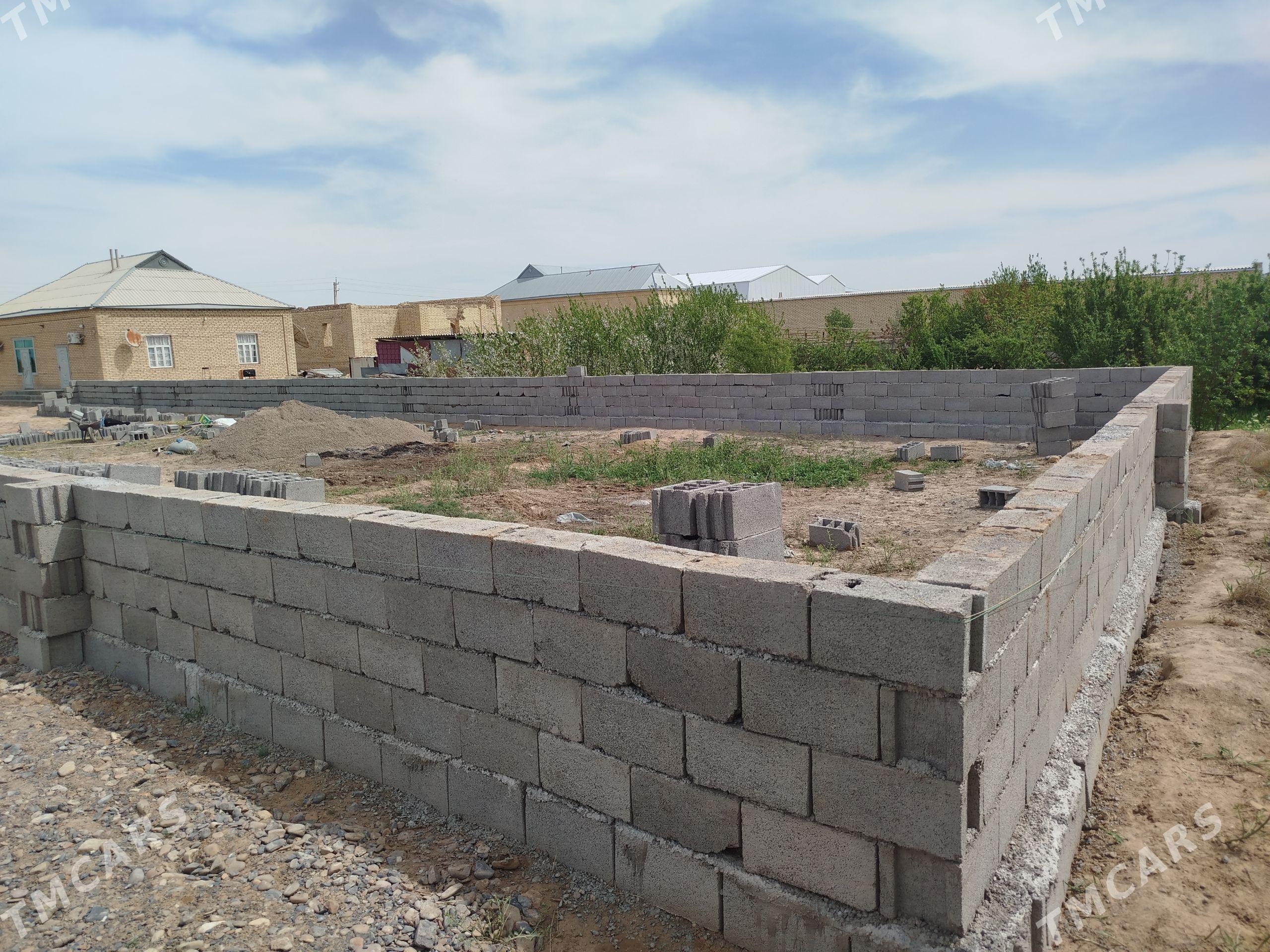 Beton kerpiç örýän ussa - Мары - img 1
