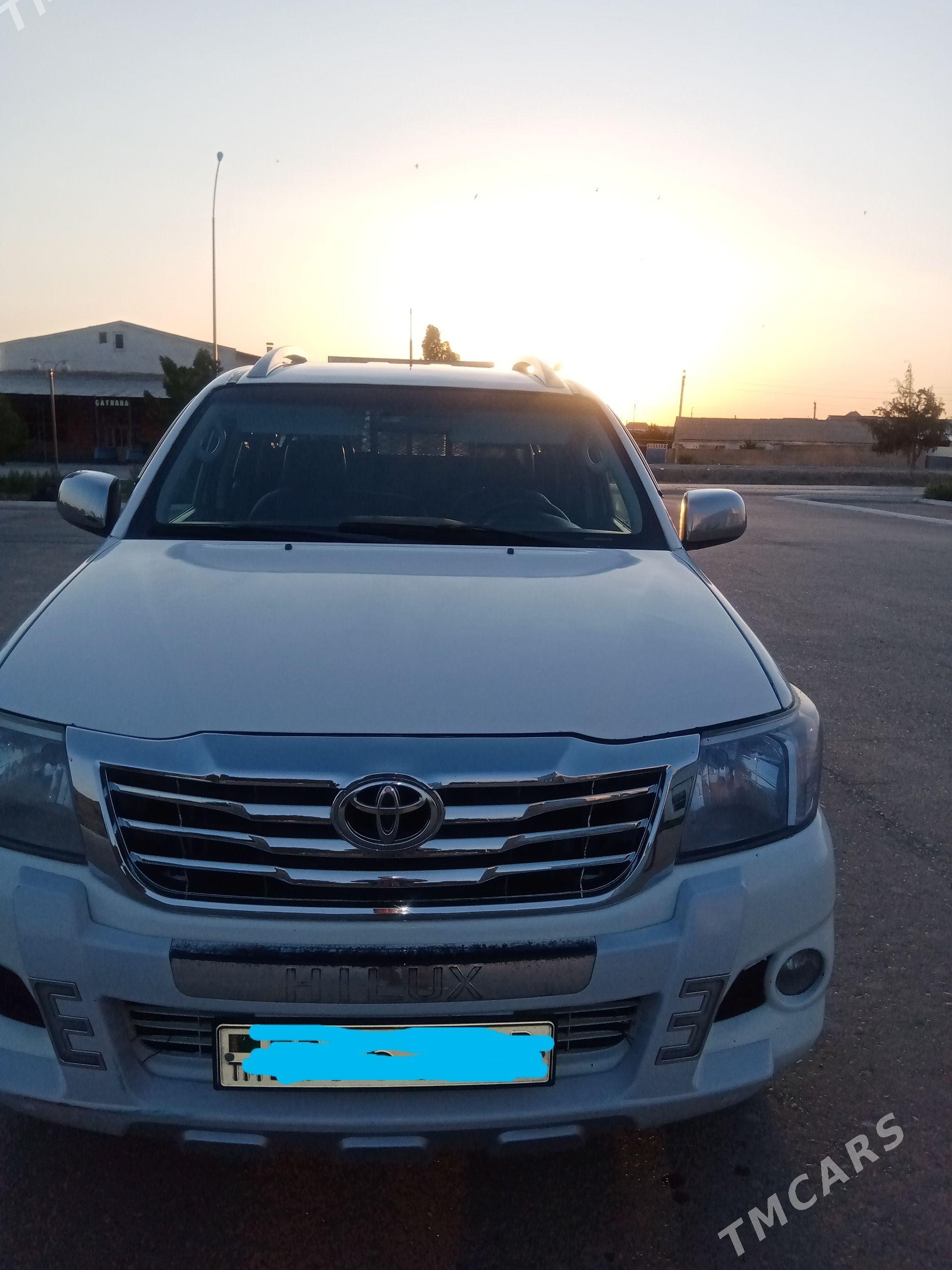 Toyota Hilux 2013 - 400 000 TMT - Фарап - img 1