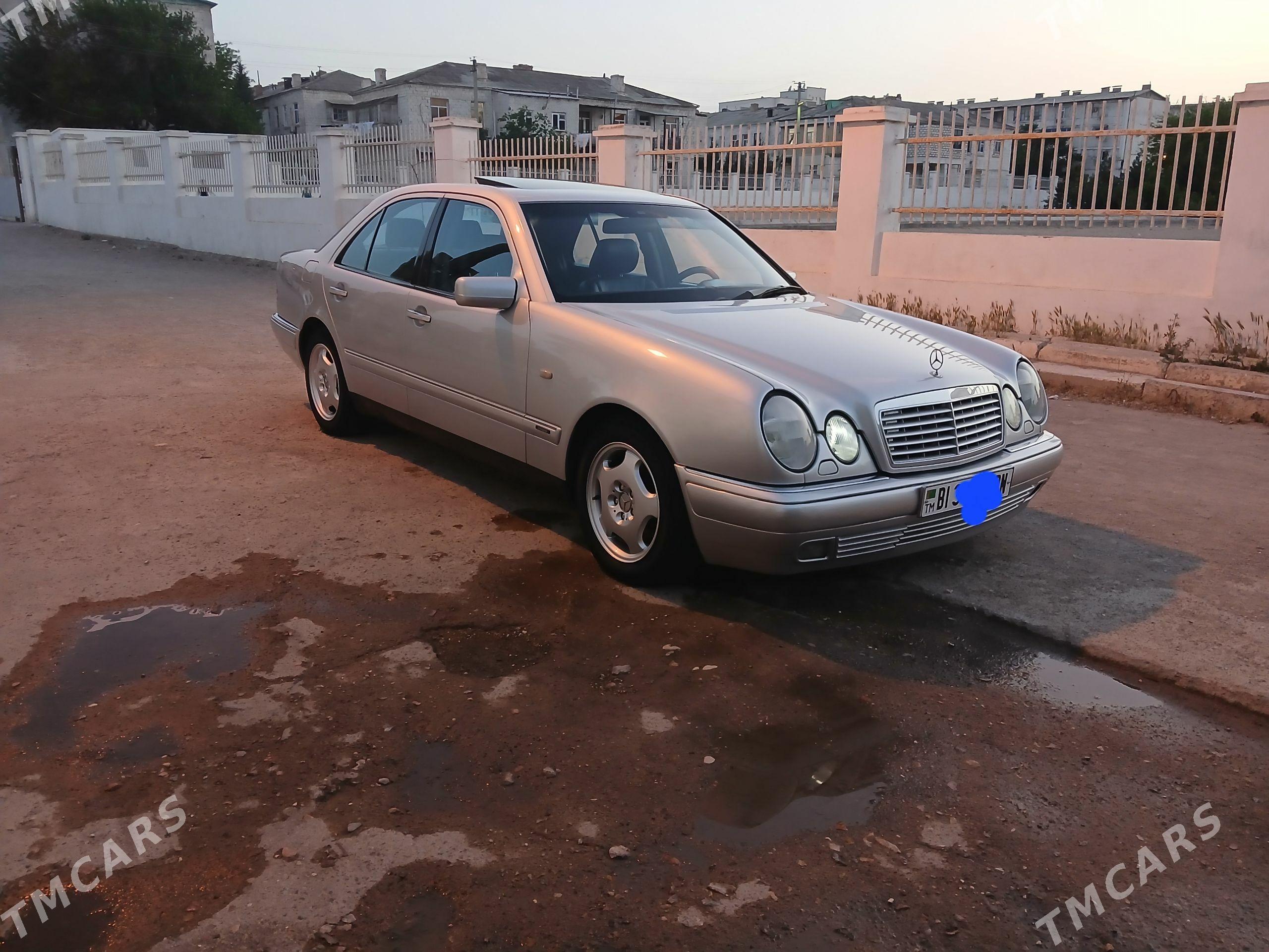 Mercedes-Benz E320 1999 - 120 000 TMT - Türkmenbaşy - img 1