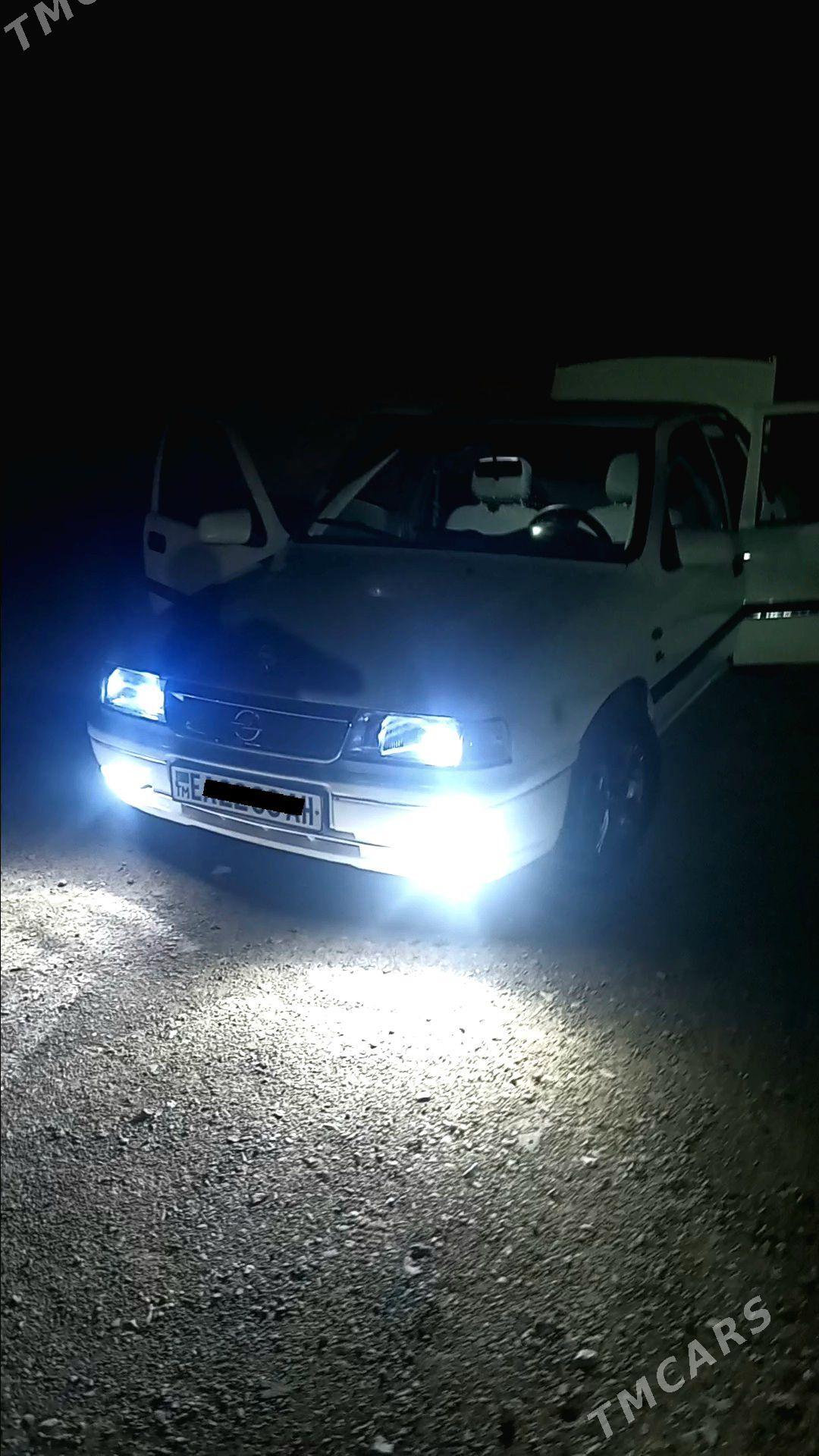 Opel Vectra 1989 - 55 000 TMT - Бахарден - img 1