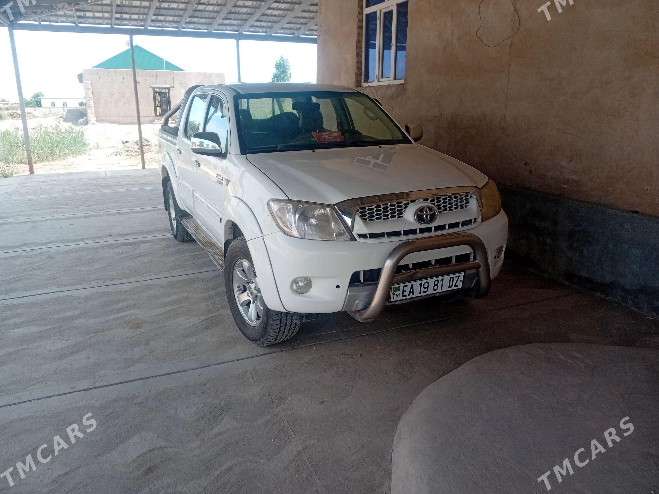 Toyota Hilux 2007 - 230 000 TMT - Кёнеургенч - img 1