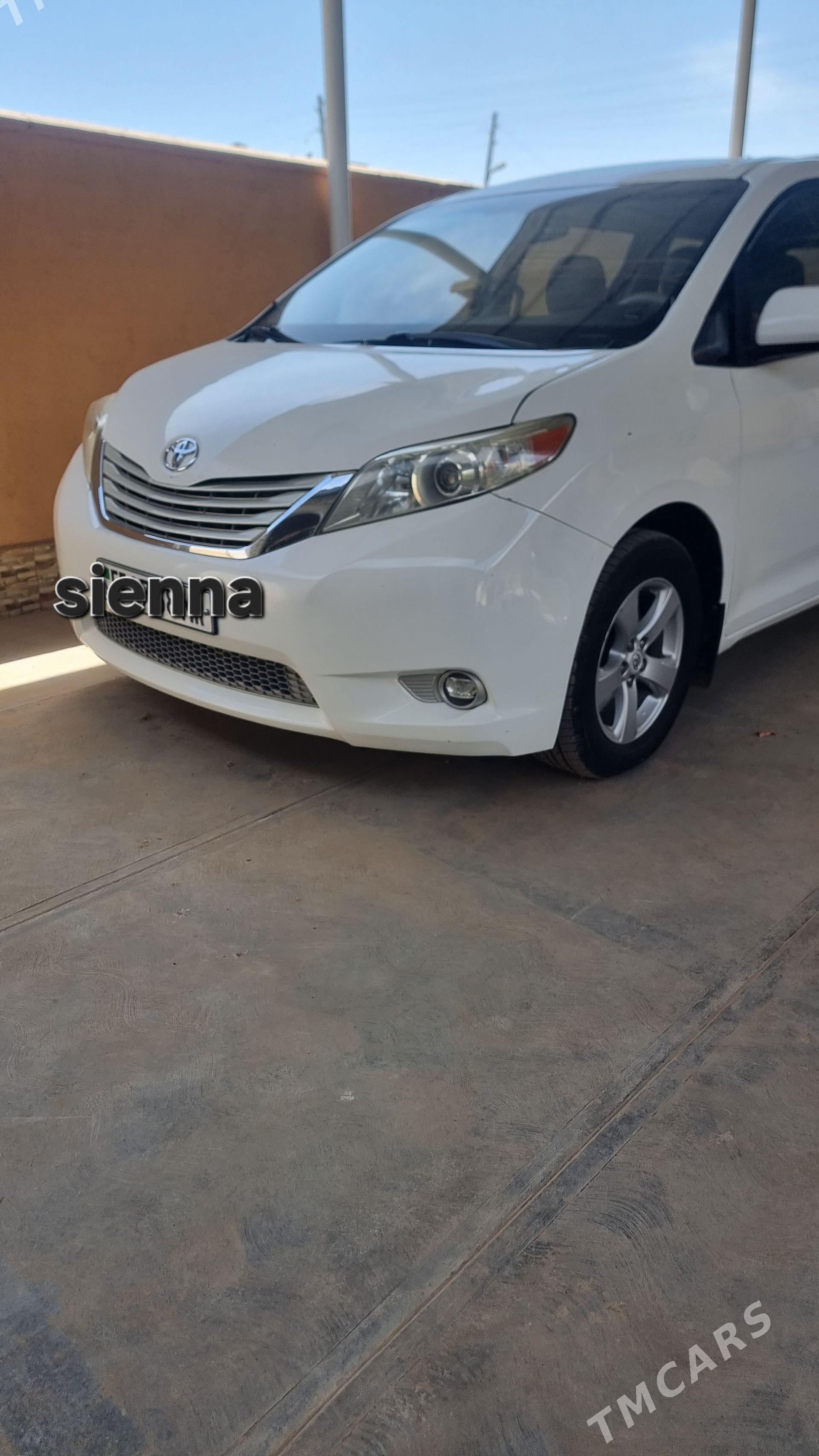 Toyota Sienna 2010 - 345 000 TMT - Мары - img 1