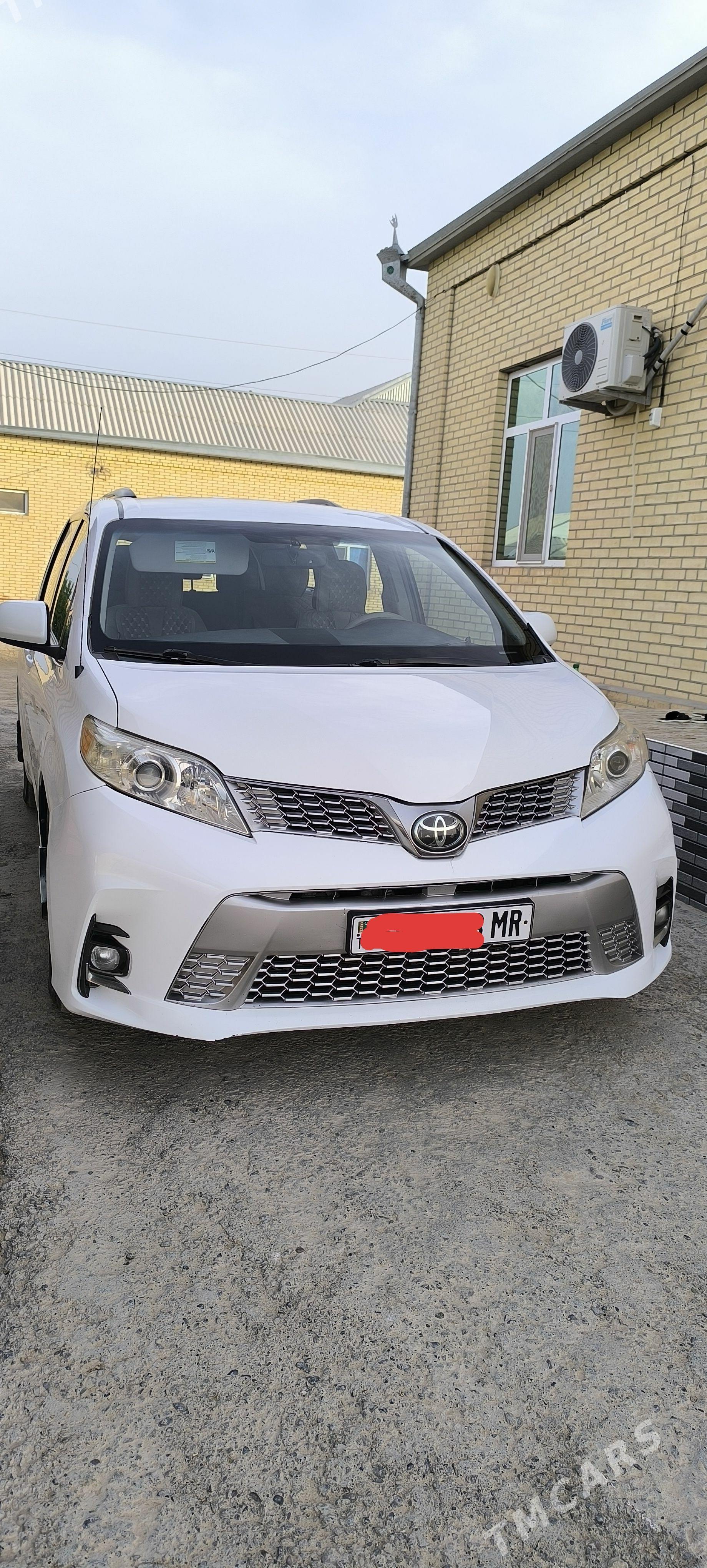 Toyota Sienna 2011 - 330 000 TMT - Мары - img 1