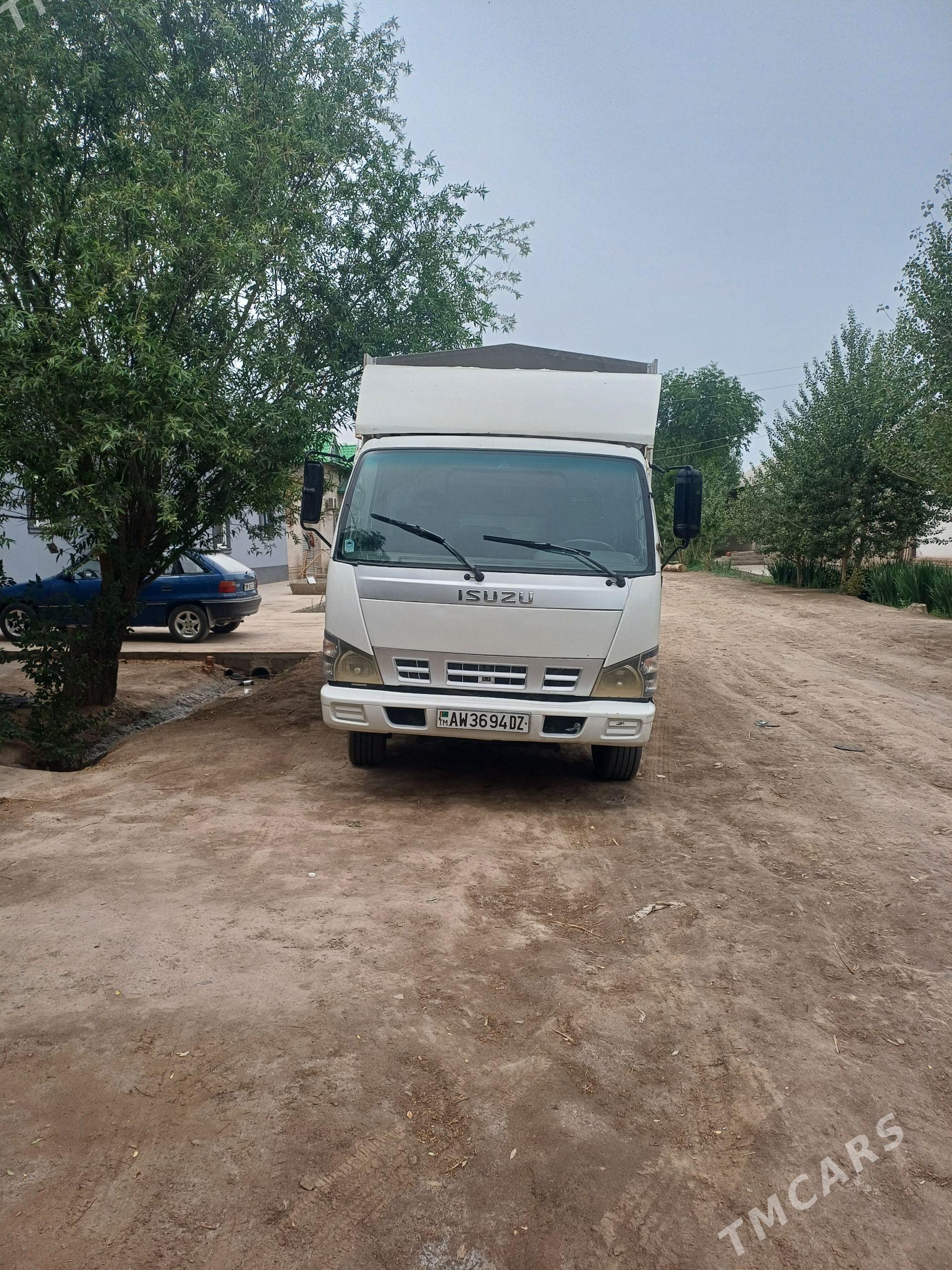 Isuzu Elf 2005 - 270 000 TMT - Кёнеургенч - img 1