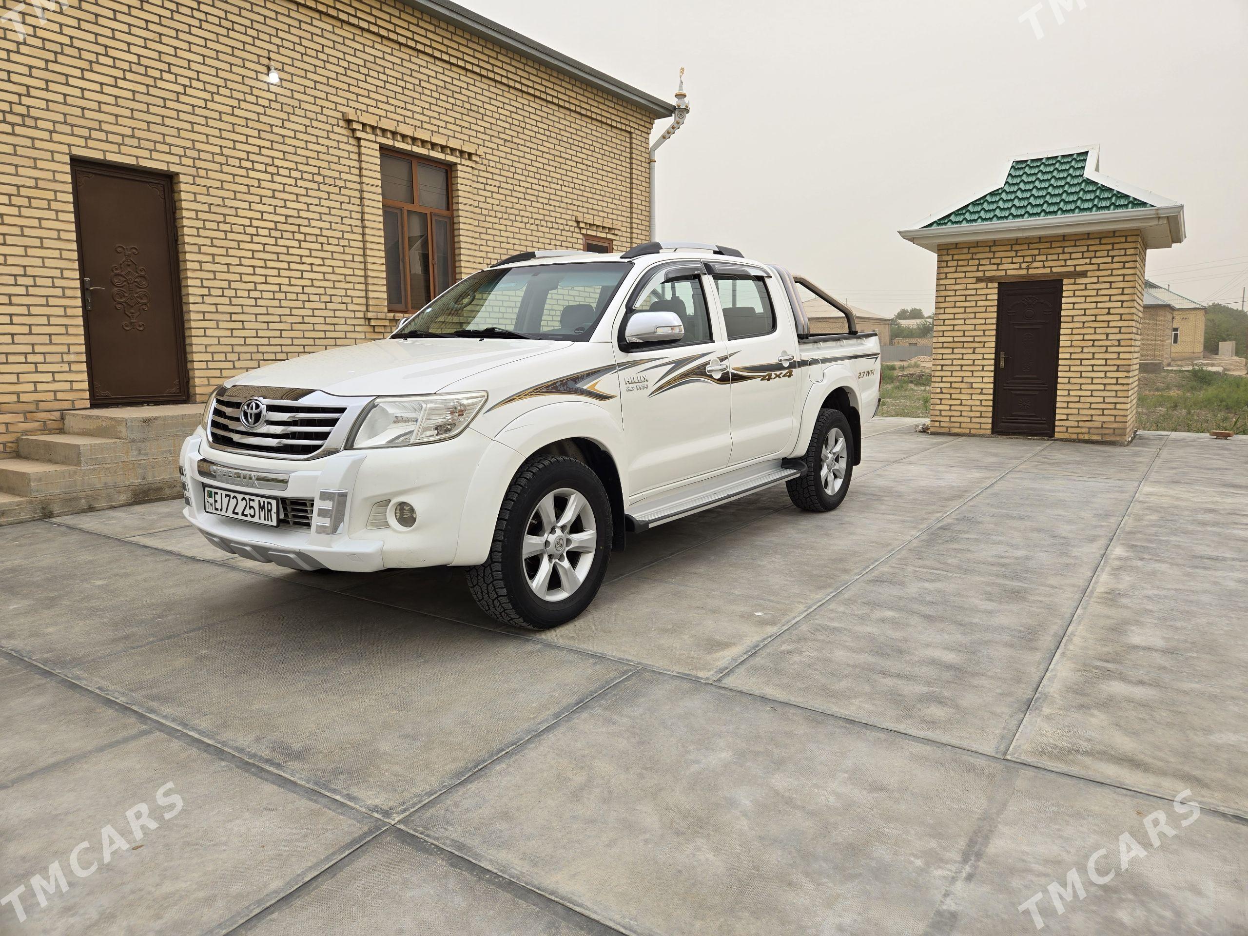 Toyota Hilux 2014 - 465 000 TMT - Мары - img 1