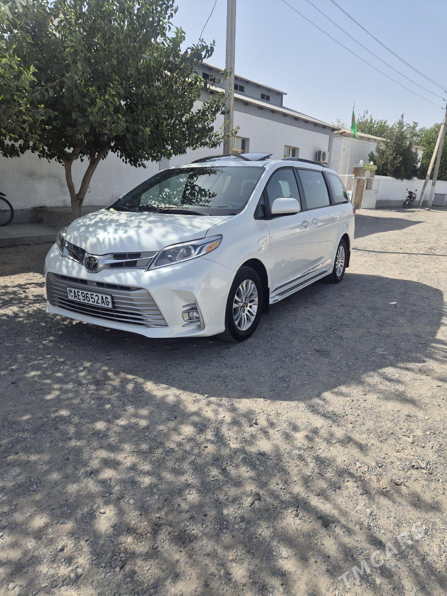 Toyota Sienna 2018 - 455 000 TMT - Гызыларбат - img 1
