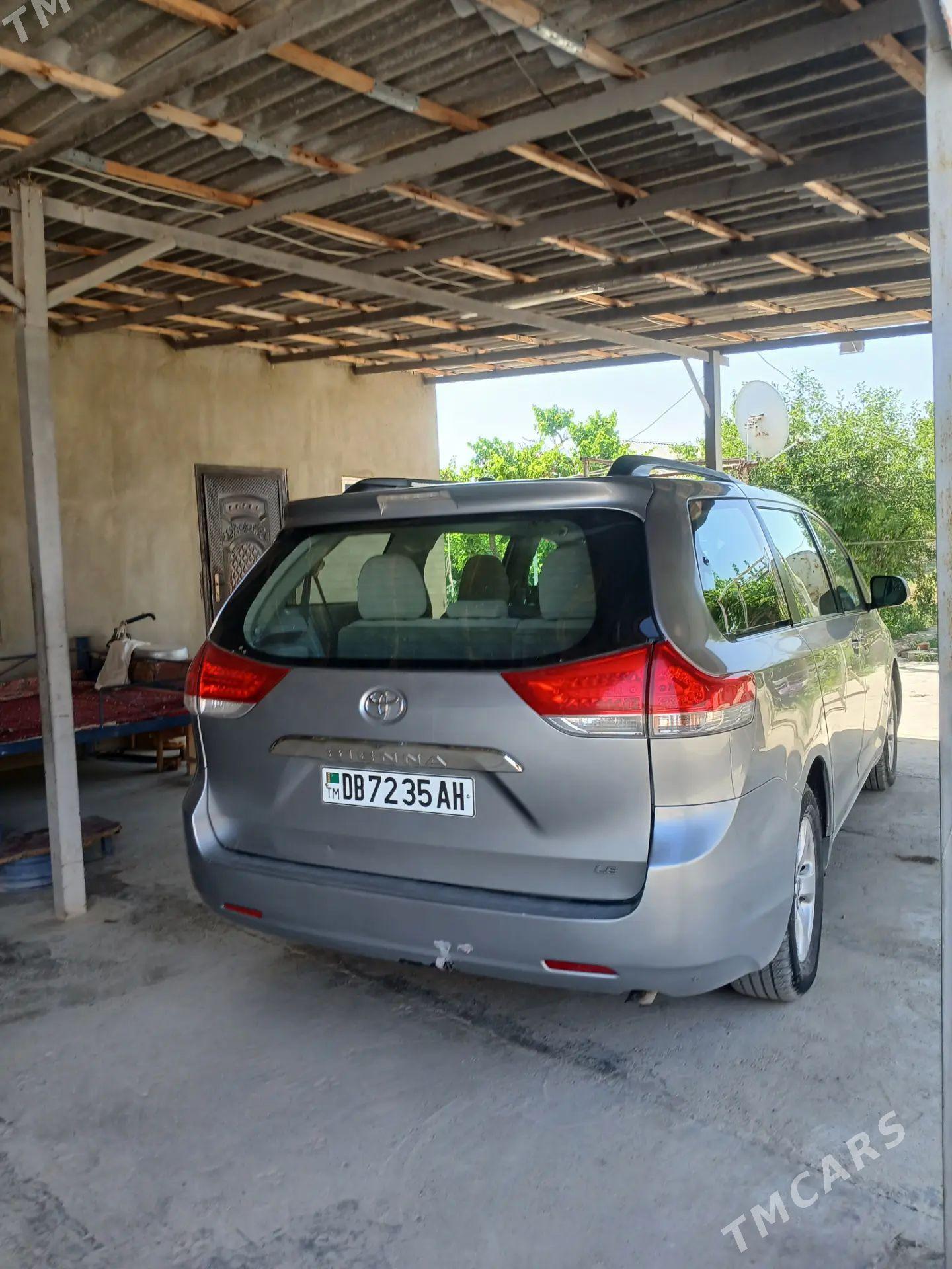 Toyota Sienna 2012 - 310 000 TMT - Кака - img 1