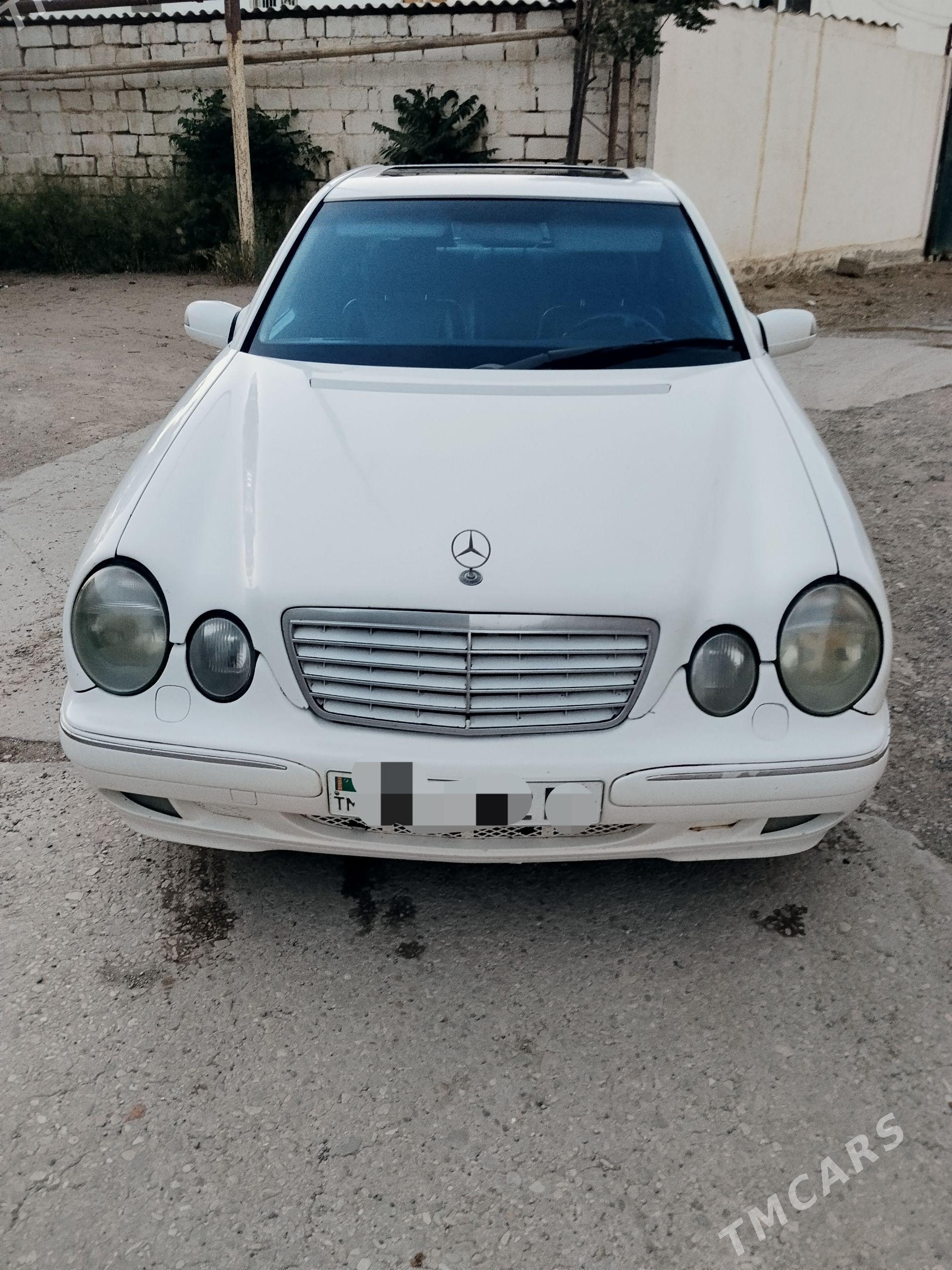 Mercedes-Benz E320 2000 - 140 000 TMT - Хазар - img 1
