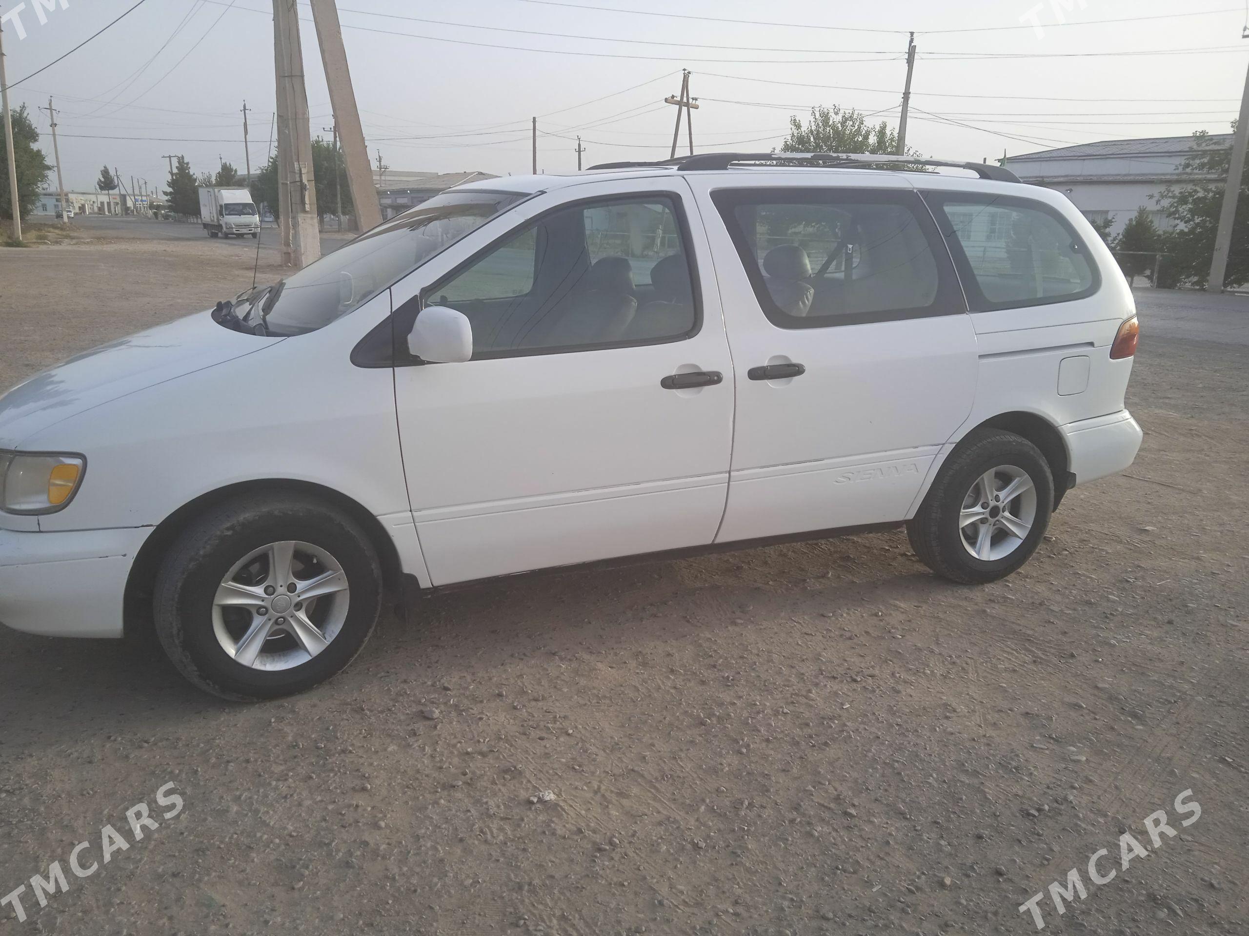 Toyota Sienna 2001 - 190 000 TMT - Мары - img 1