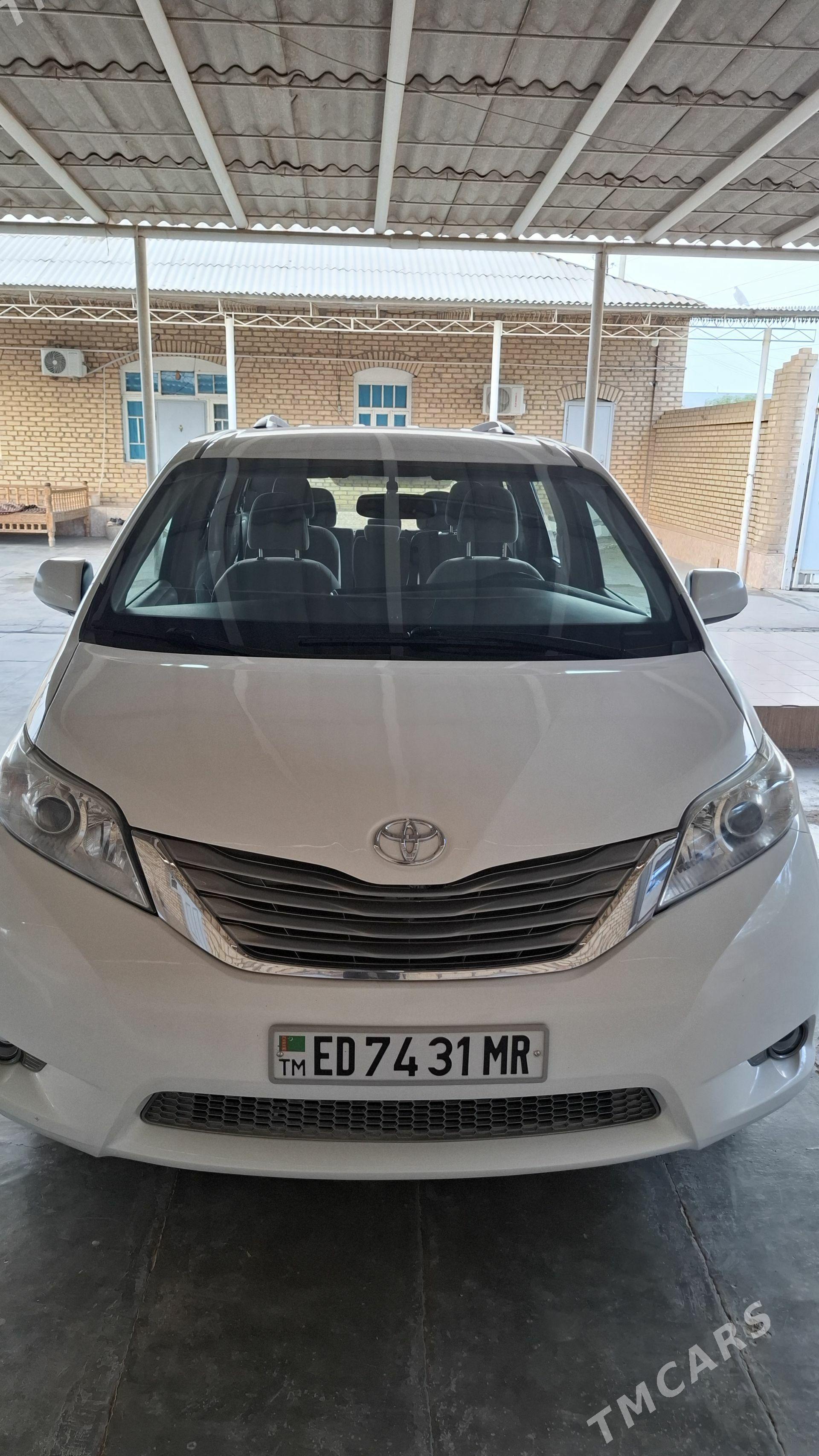 Toyota Sienna 2016 - 390 000 TMT - Мары - img 1
