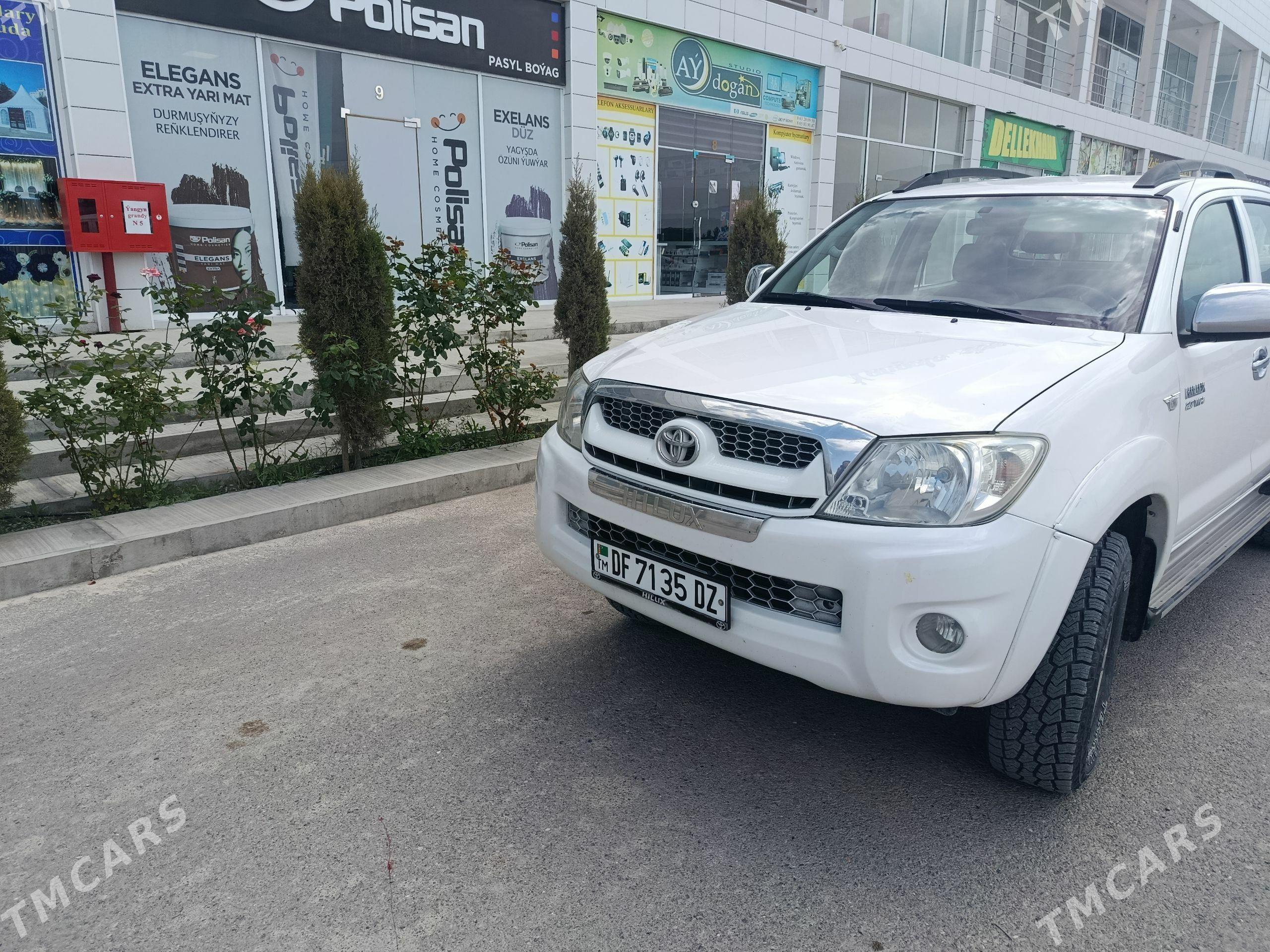 Toyota Hilux 2011 - 400 000 TMT - Кёнеургенч - img 1