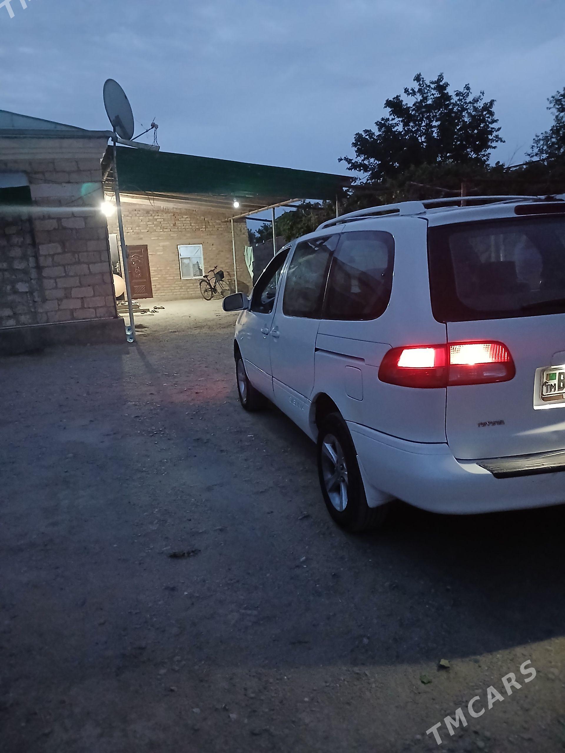 Toyota Sienna 2003 - 160 000 TMT - Бахарден - img 1