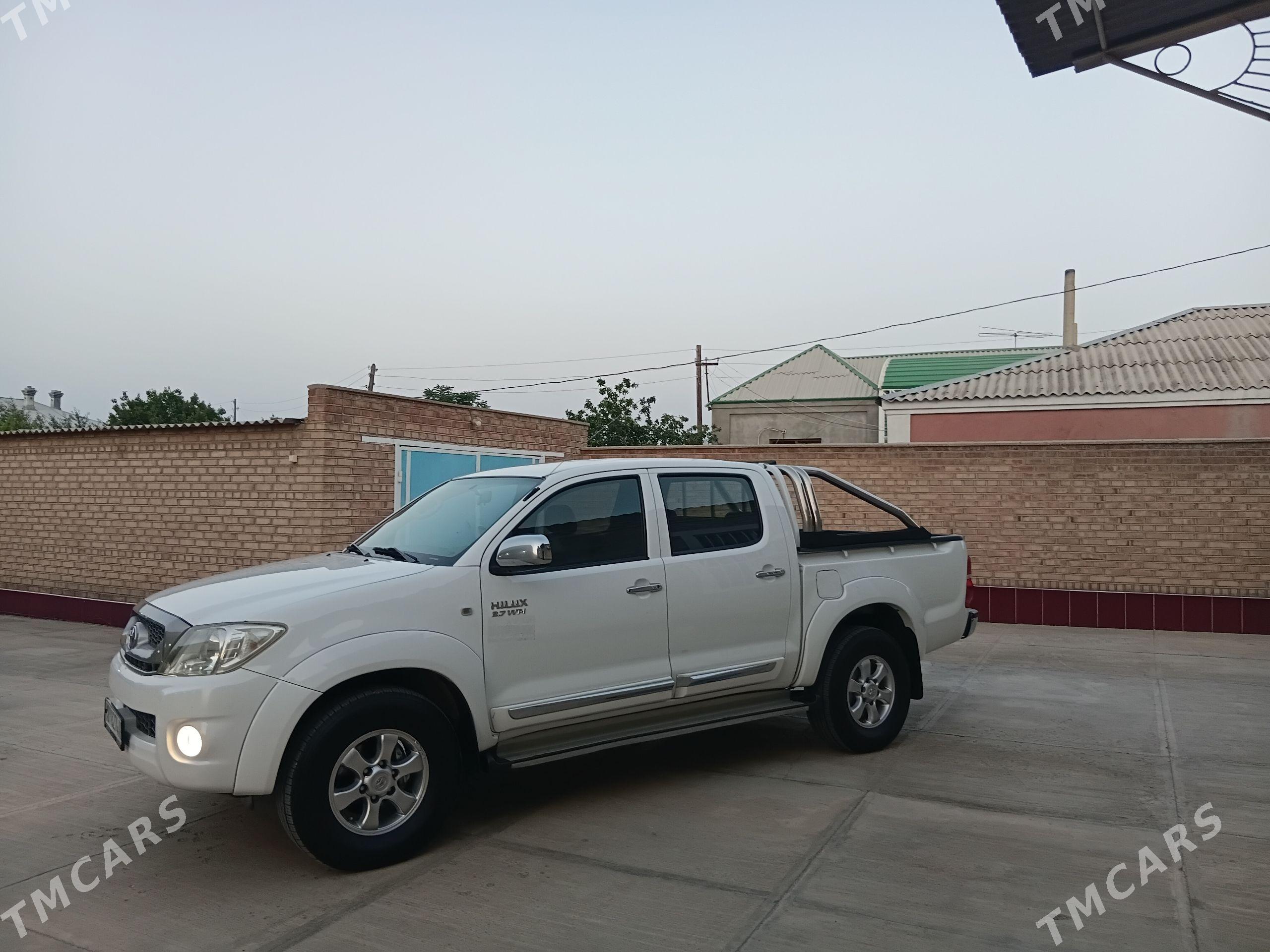 Toyota Hilux 2011 - 360 000 TMT - Бахарден - img 1