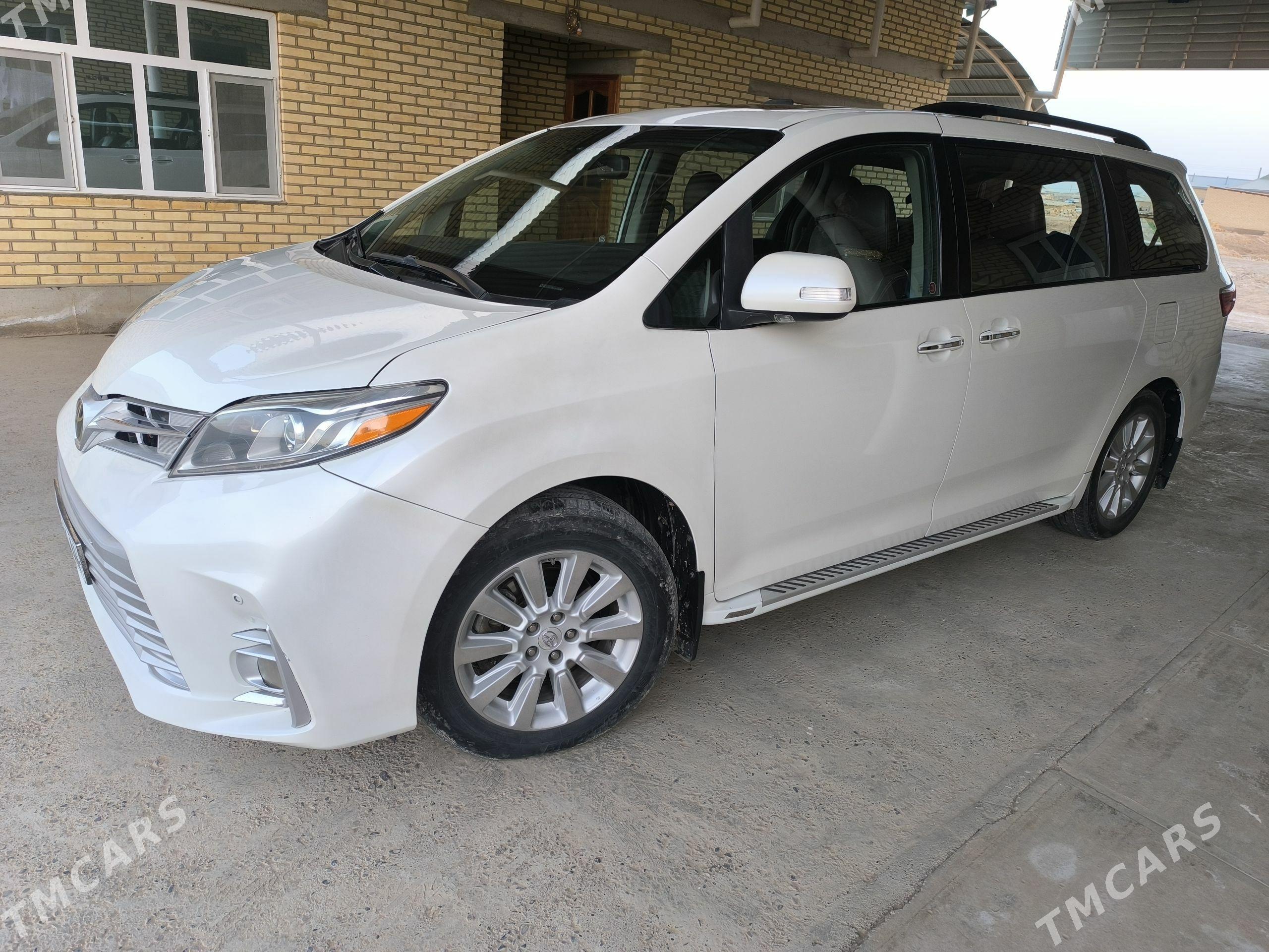 Toyota Sienna 2015 - 460 000 TMT - Бабадайхан - img 1