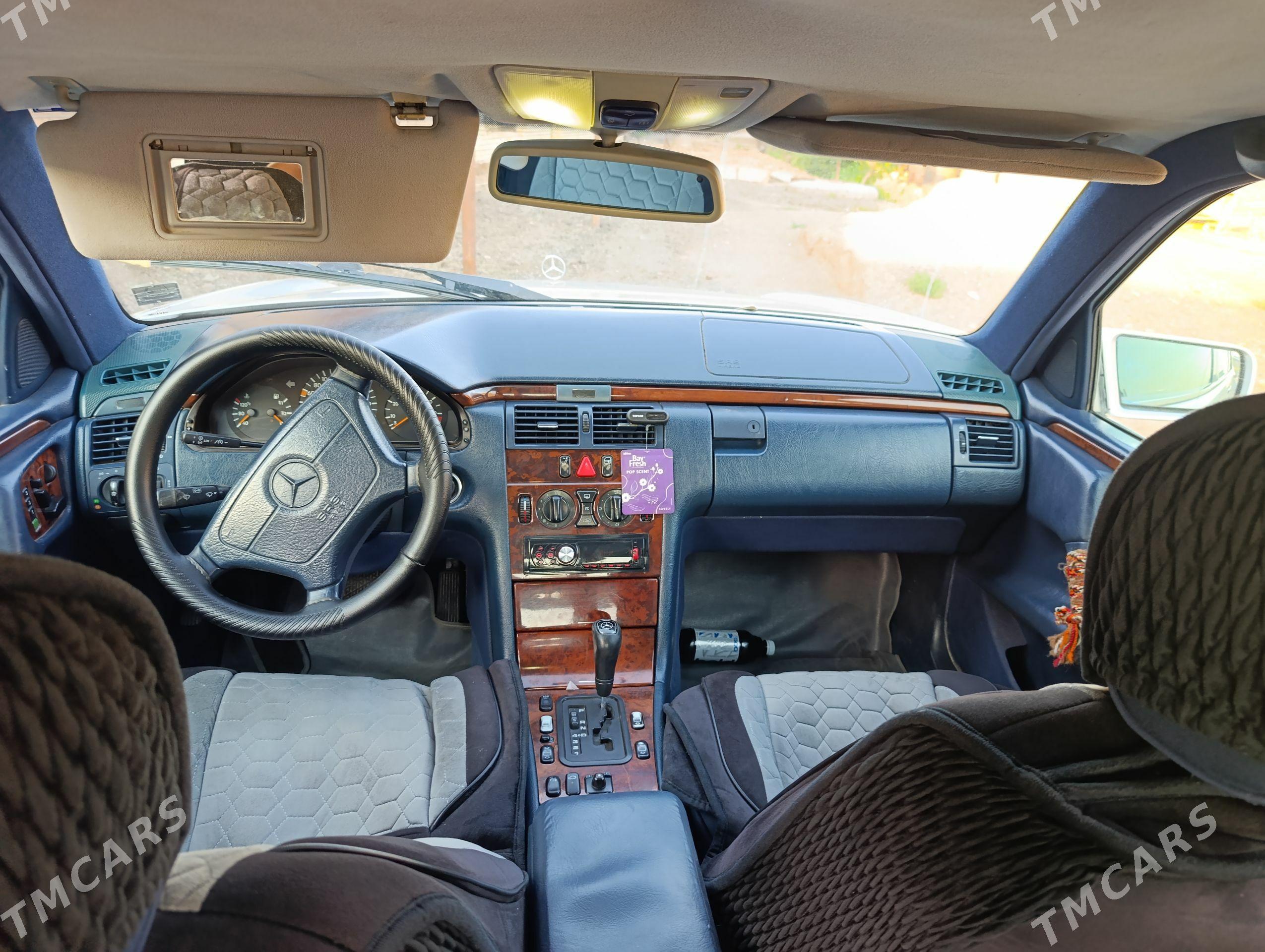 Mercedes-Benz E320 1998 - 110 000 TMT - Sarahs - img 1