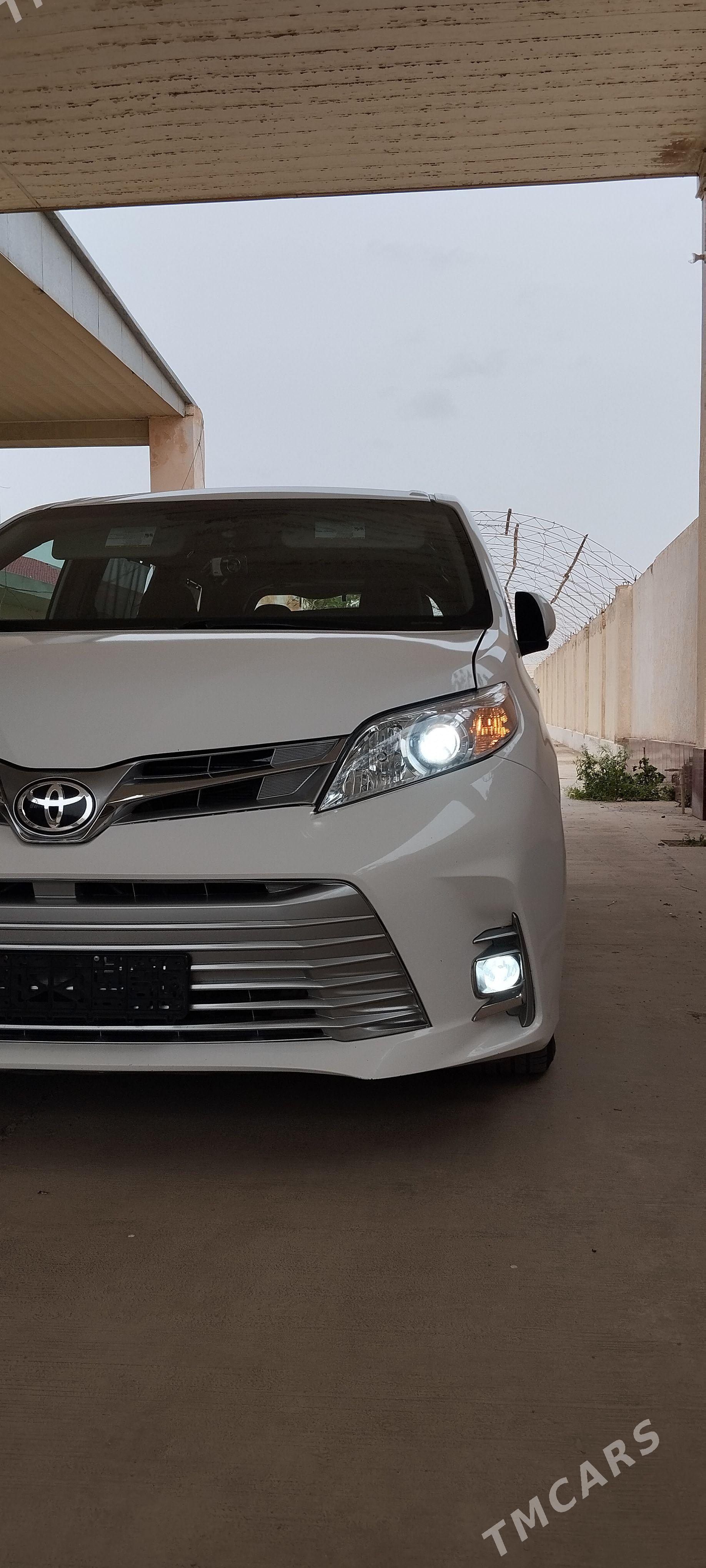 Toyota Sienna 2018 - 380 000 TMT - Халач - img 1