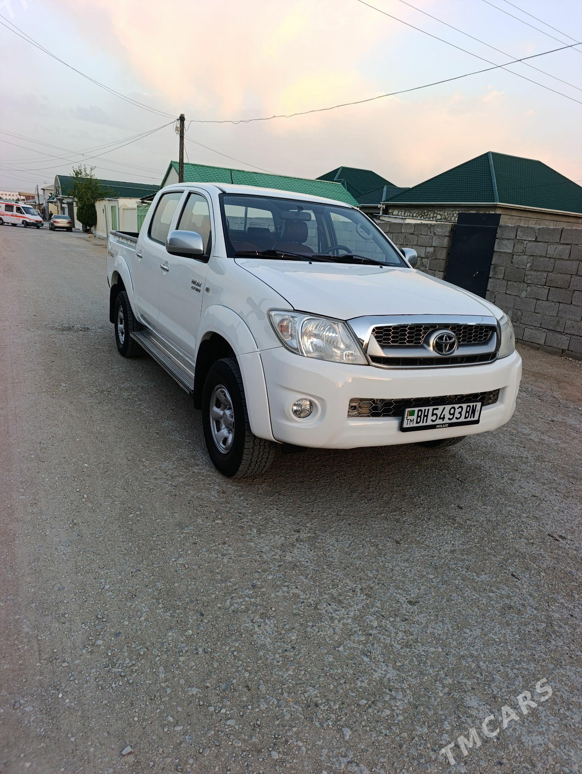 Toyota Hilux 2009 - 330 000 TMT - Балканабат - img 1