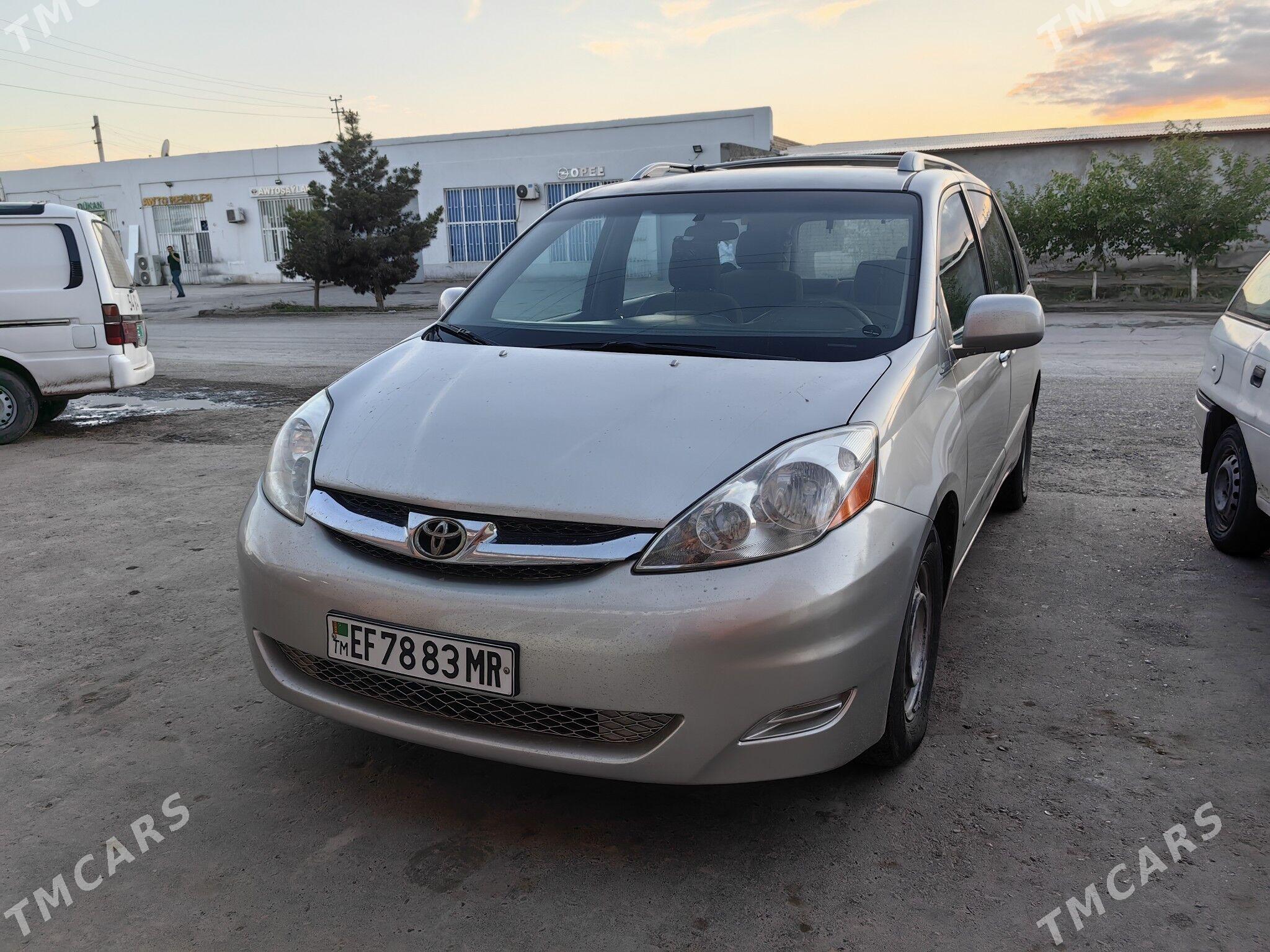Toyota Sienna 2008 - 250 000 TMT - Чарджоу - img 1