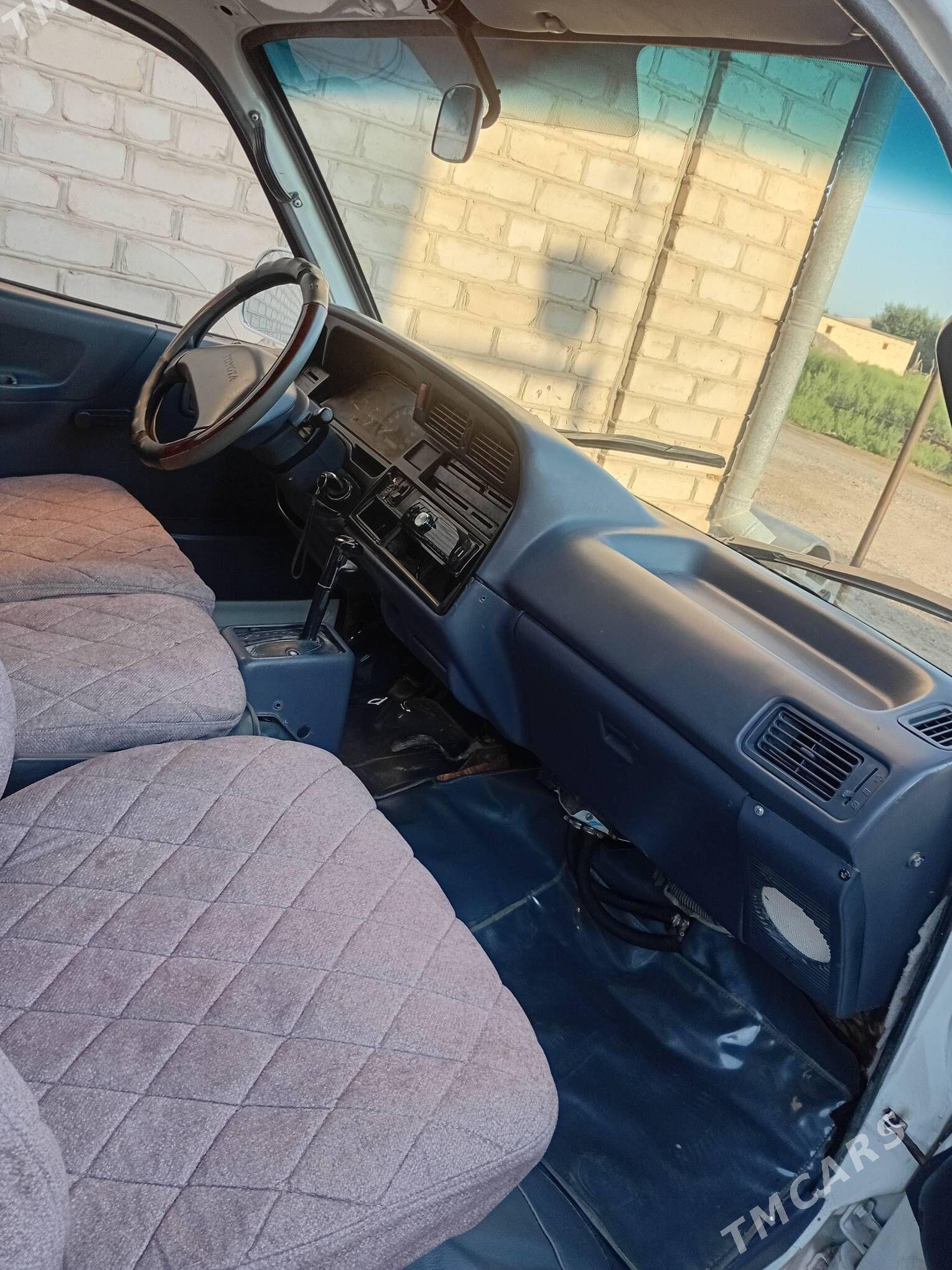 Toyota Hiace 1998 - 125 000 TMT - Мары - img 1