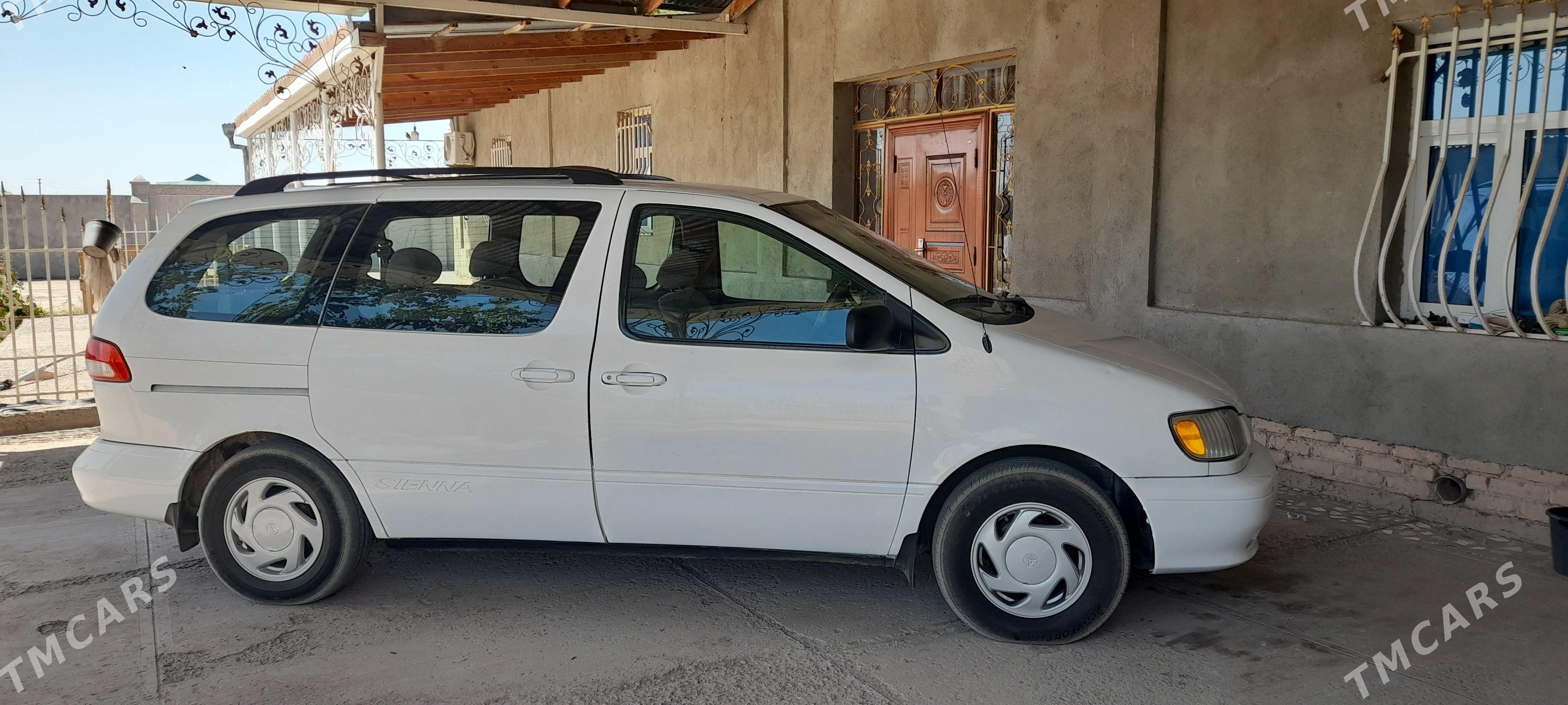 Toyota Sienna 2002 - 180 000 TMT - Гурбансолтан Едже - img 1