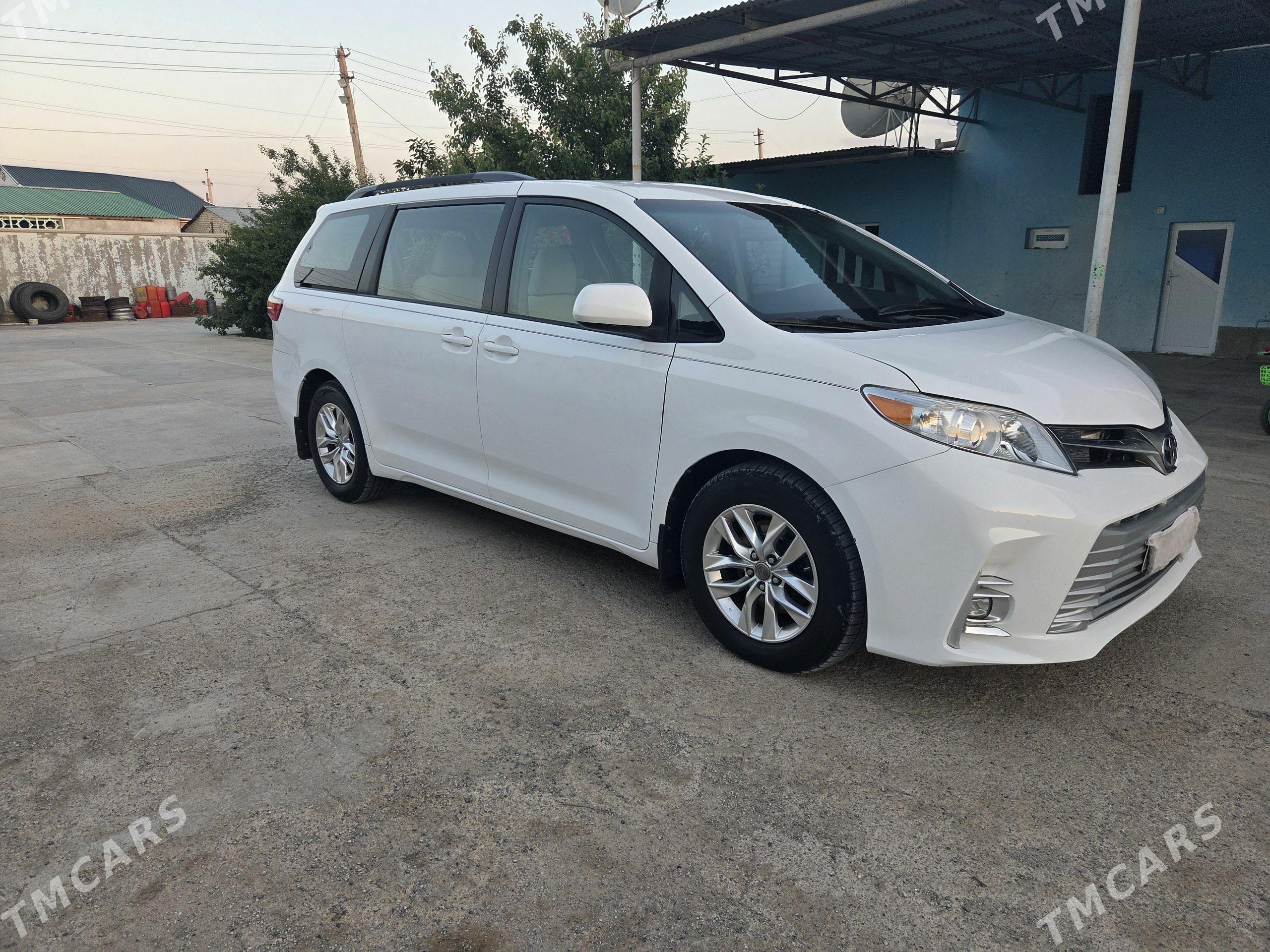 Toyota Sienna 2017 - 365 000 TMT - Кака - img 1