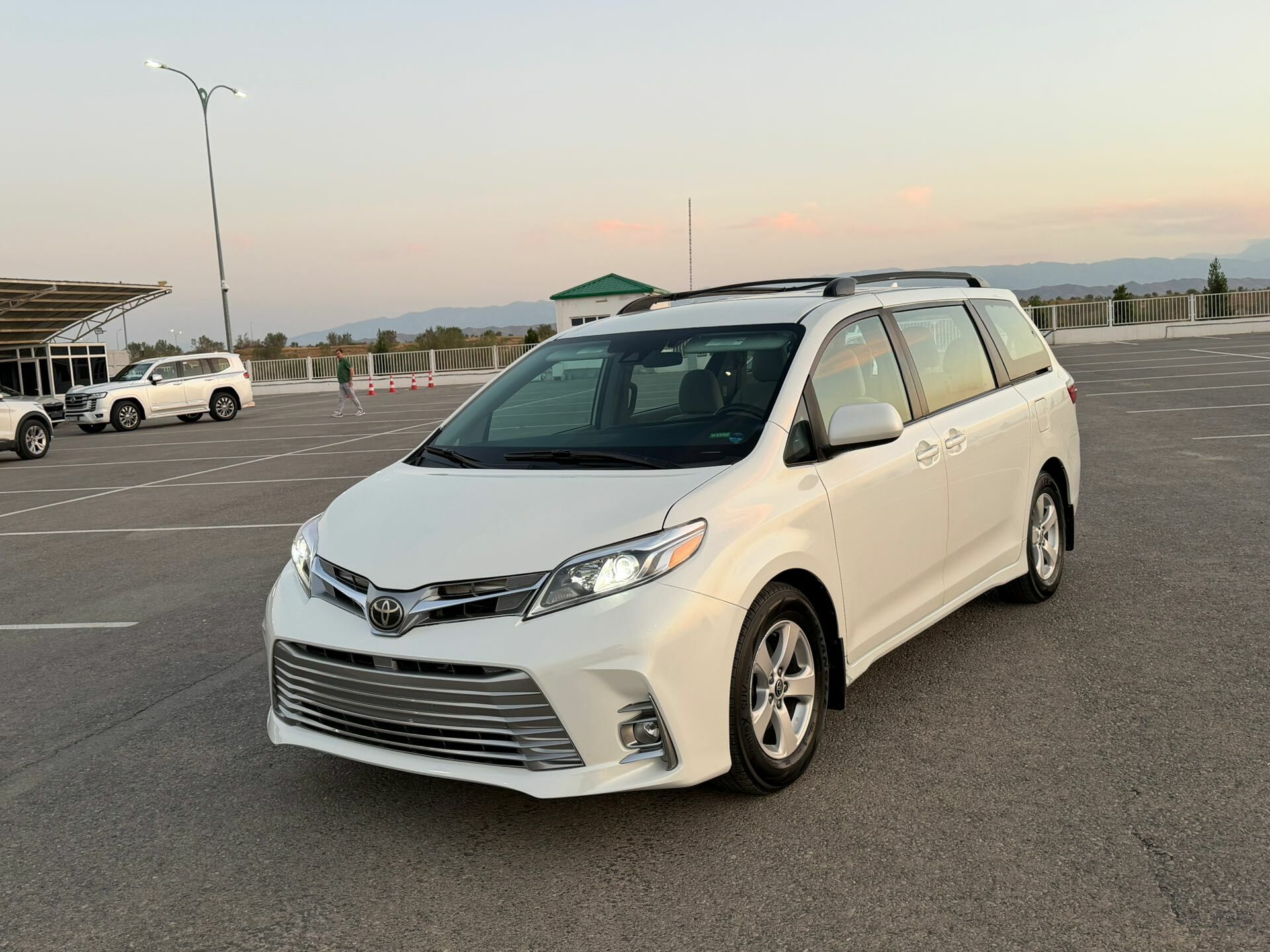 Toyota Sienna 2020 - 372 000 TMT - Aşgabat - img 1