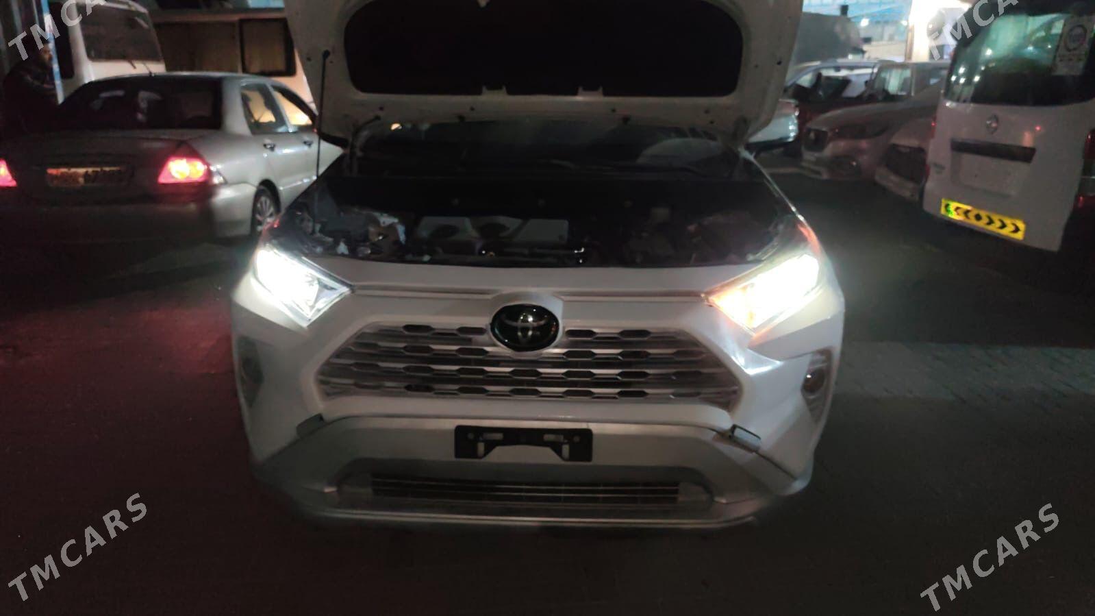Toyota RAV4 2021 - 400 000 TMT - Гуртли - img 1